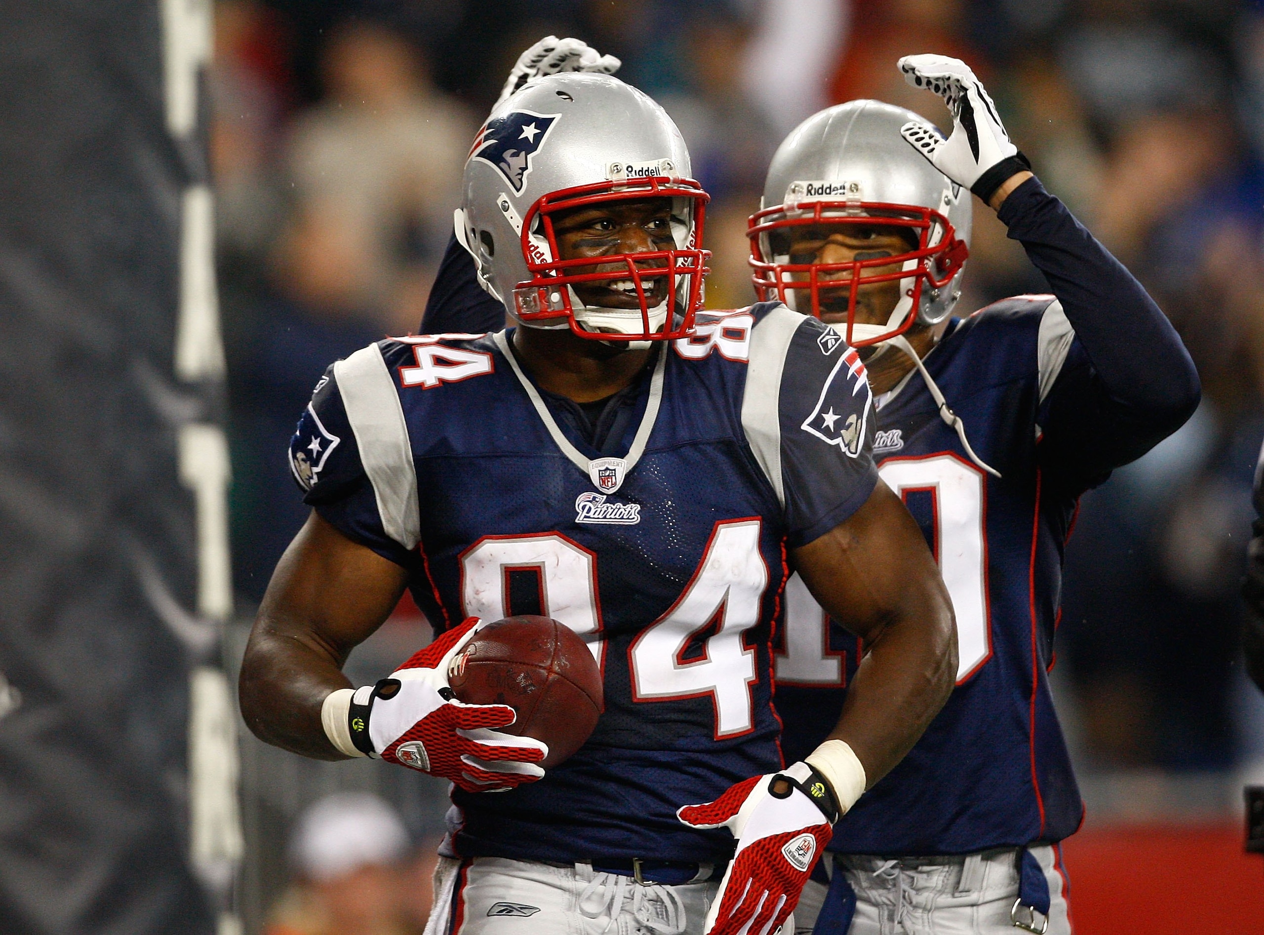 FOXBORO, MA - NOVEMBER 13: Benjamin Watson #84 of the New England Patriots scores a touchdown against the New York Jets at Gillette Stadium on November 13, 2008 in Foxboro, Massachusetts. (Photo by Jim Rogash/Getty Images)