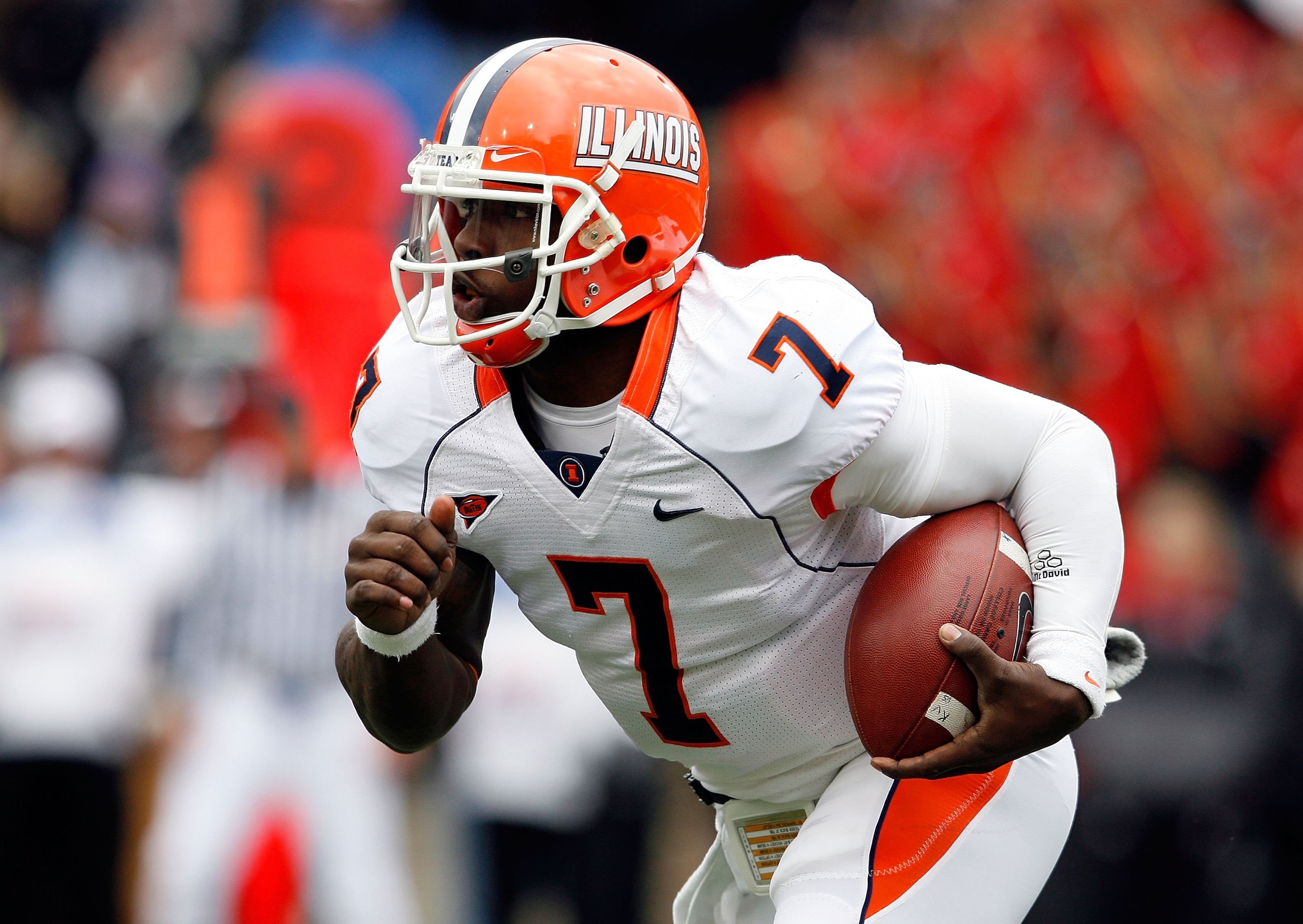 CINCINNATI - NOVEMBER 27: Juice Williams #7 of the Illinois Fighting Illini runs with the ball during the game against the Cincinnati Bearcats at Nippert Stadium on November 27, 2009 in Cincinnati, Ohio. (Photo by Andy Lyons/Getty Images) CINCINNATI - NOVEMBER 27: Juice Williams #7 of the Illinois Fighting Illini runs with the ball during the game against the Cincinnati Bearcats at Nippert Stadium on November 27, 2009 in Cincinnati, Ohio. (Photo by Andy Lyons/Getty Images)