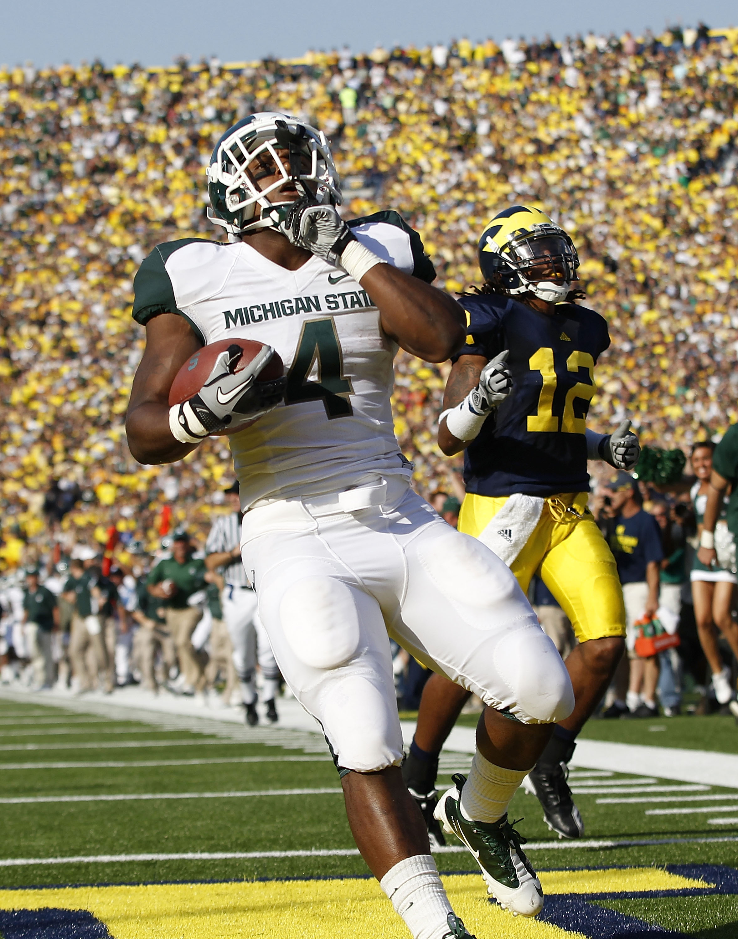 ANN ARBOR, MI - OCTOBER 09: Le'Veon Bell #24 of the Michigan State Spartans scores on a 41 yard touchdown in the second quarter during the game aginst the Michigan Wolverines during the game on October 9, 2010 at Michigan Stadium in Ann Arbor, Michigan. (