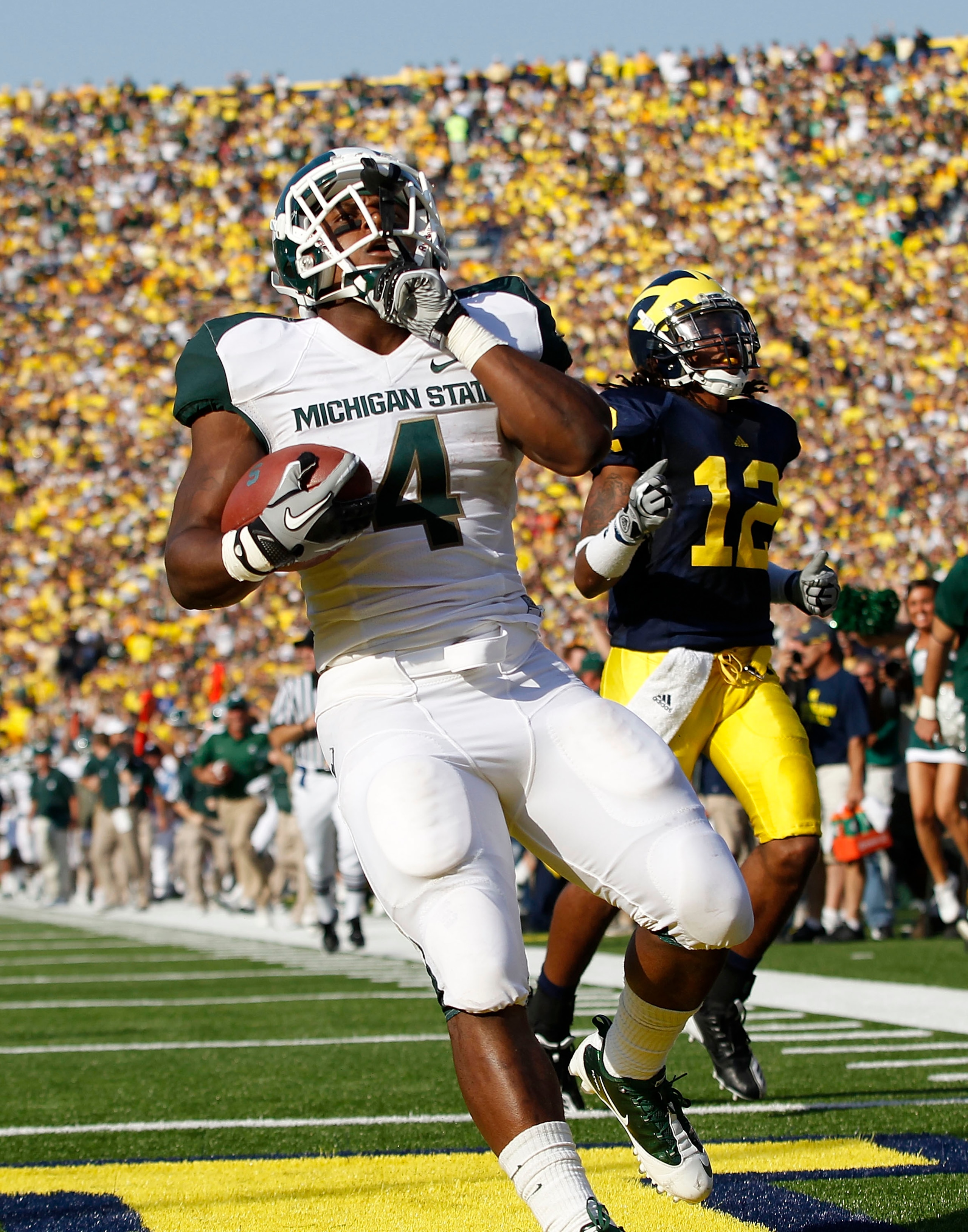 ANN ARBOR, MI - OCTOBER 09: Le'Veon Bell #24 of the Michigan State Spartans scores on a 41 yard touchdown in the second quarter during the game aginst the Michigan Wolverines during the game on October 9, 2010 at Michigan Stadium in Ann Arbor, Michigan. (