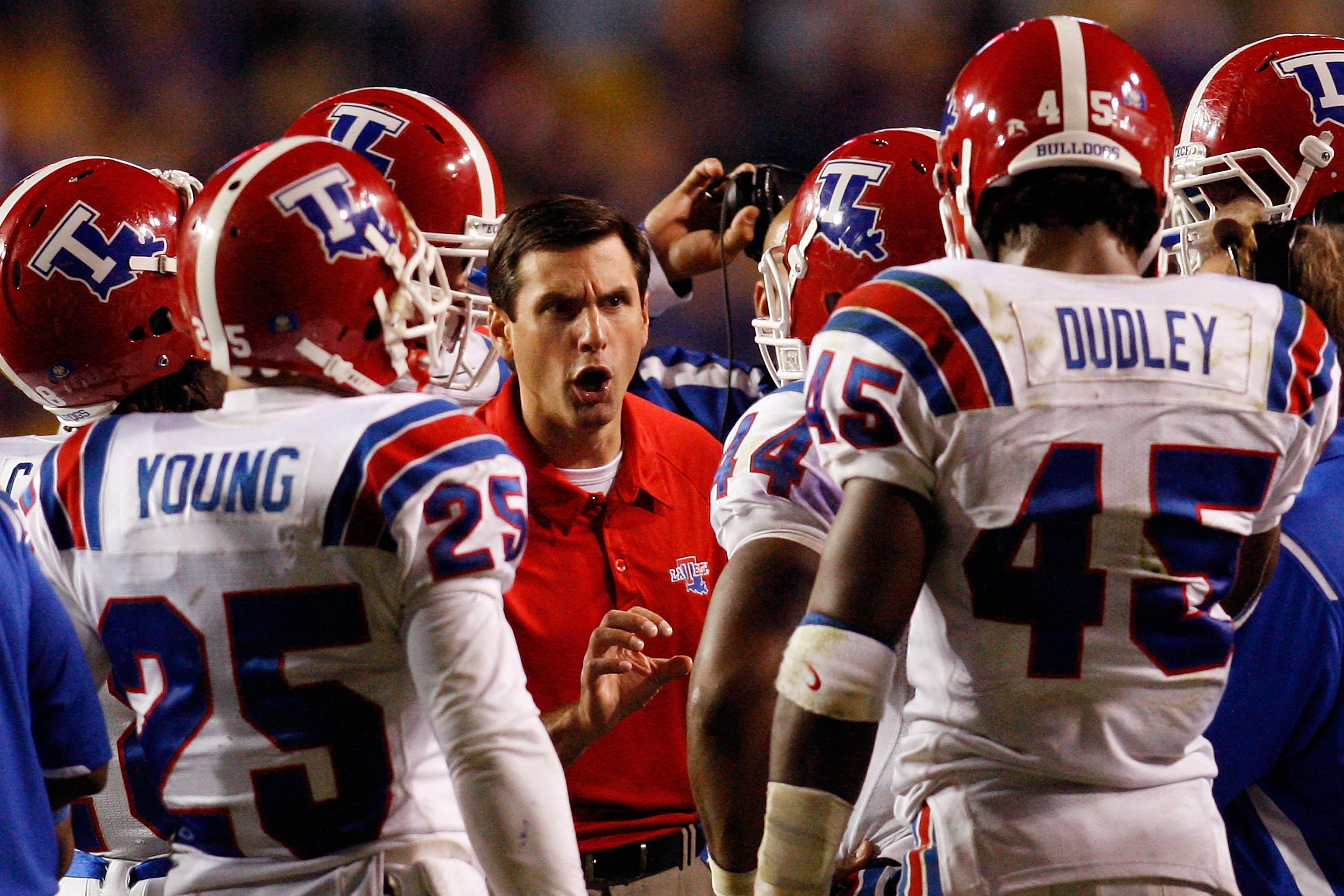 BATON ROUGE, LA - NOVEMBER 14:  Head coach Derek Dooley of the Louisiana Tech Bulldogs talks with his team during a time out in the game against the LSU Tigers at Tiger Stadium on November 14, 2009 in Baton Rouge, Louisiana.  The Tigers defeated the Bulld