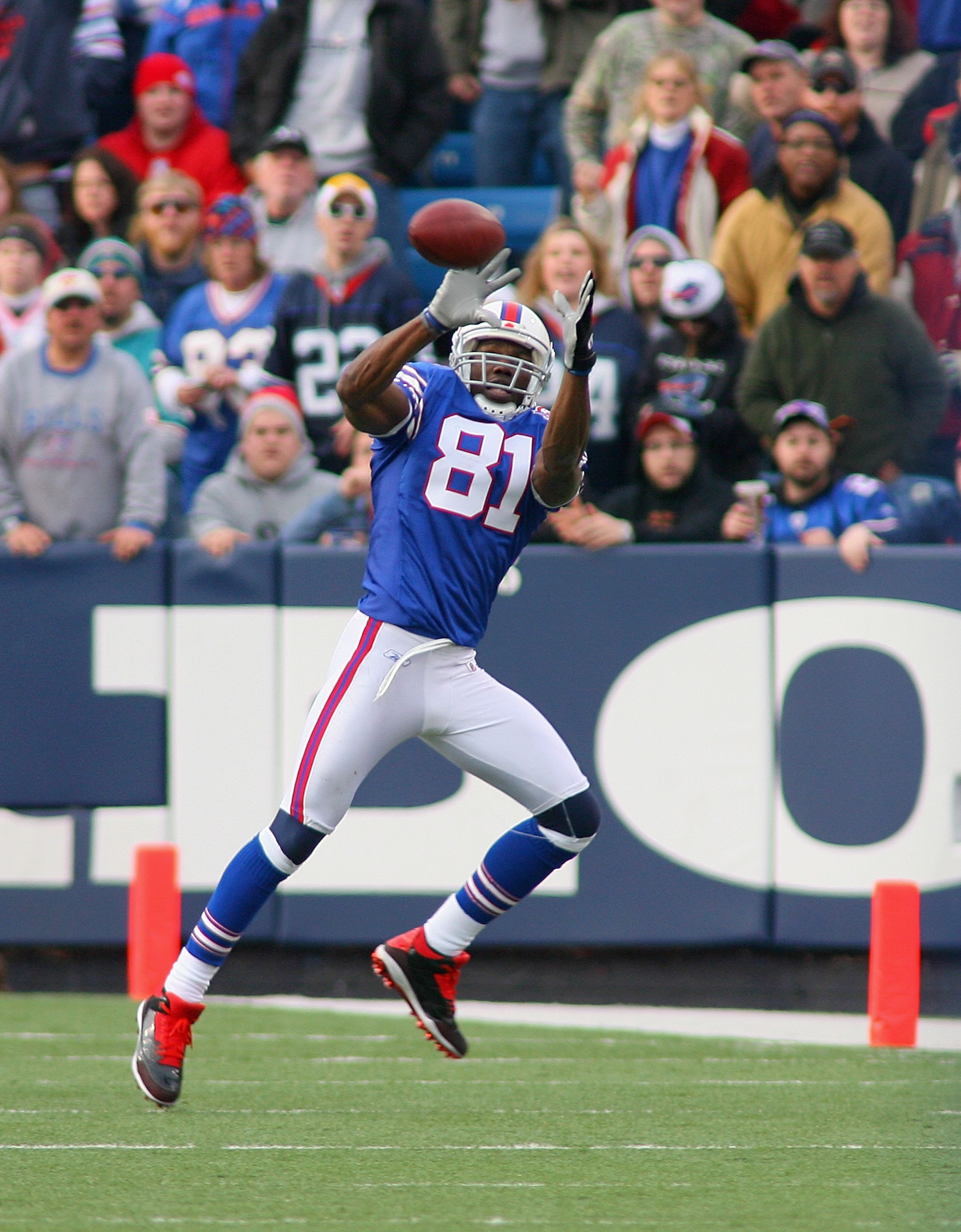 Dec 02, 2002; San Francisco, CA, USA; San Francisco 49ers Terrell Owens  scores a touchdownn in the 3rd quarter of their game against the Buffalo  Bills played at 3-Com Park in San