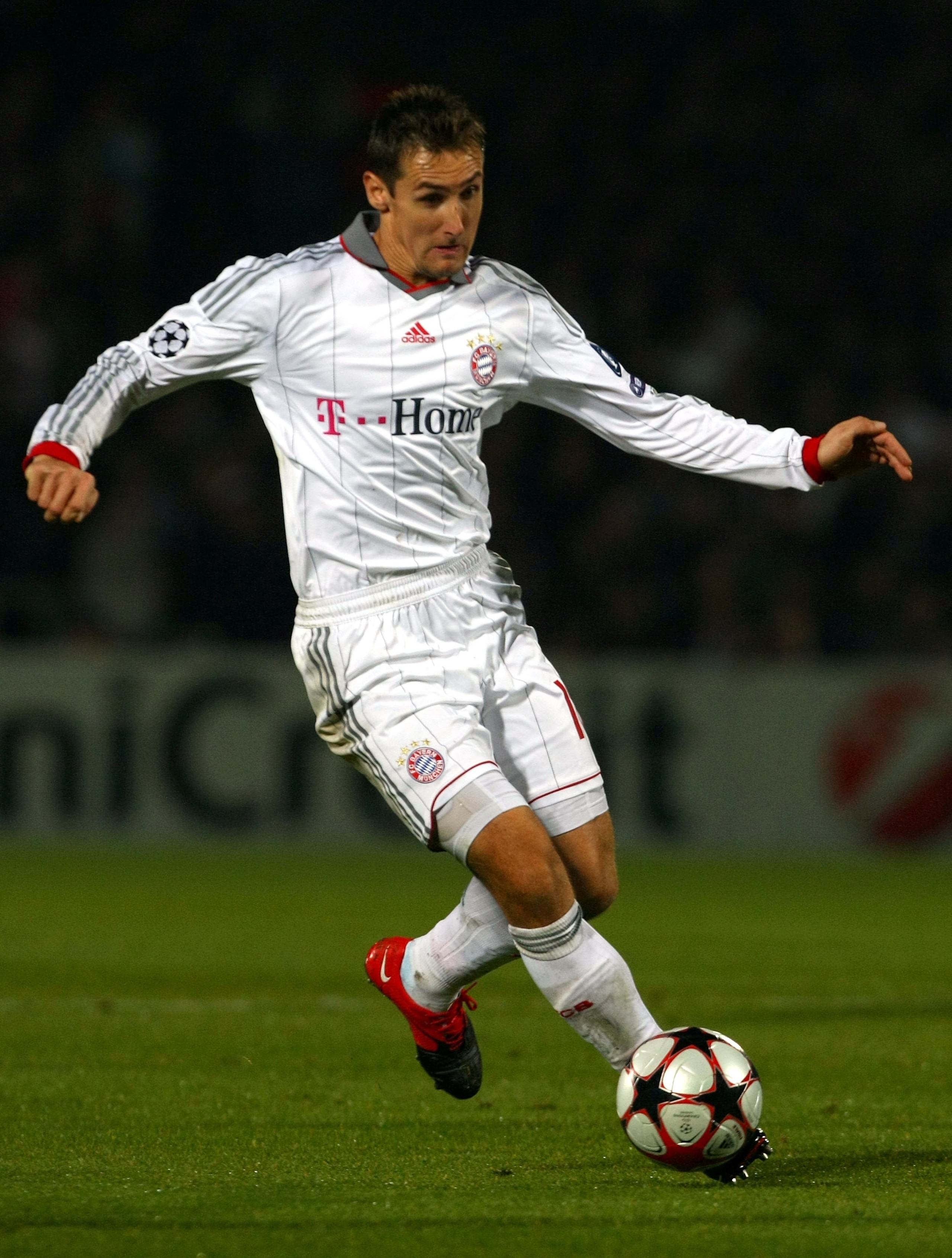BORDEAUX, FRANCE - OCTOBER 21: Miroslav Klose of Bayern Muenchen in action during the UEFA Champions League Group A match between Bordeaux and FC Bayern Muenchen at the Stade Chaban-Delmas on October 21, 2009 in Bordeaux, France. (Photo by Clive Rose/Ge BORDEAUX, FRANCE - OCTOBER 21: Miroslav Klose of Bayern Muenchen in action during the UEFA Champions League Group A match between Bordeaux and FC Bayern Muenchen at the Stade Chaban-Delmas on October 21, 2009 in Bordeaux, France. (Photo by Clive Rose/Ge