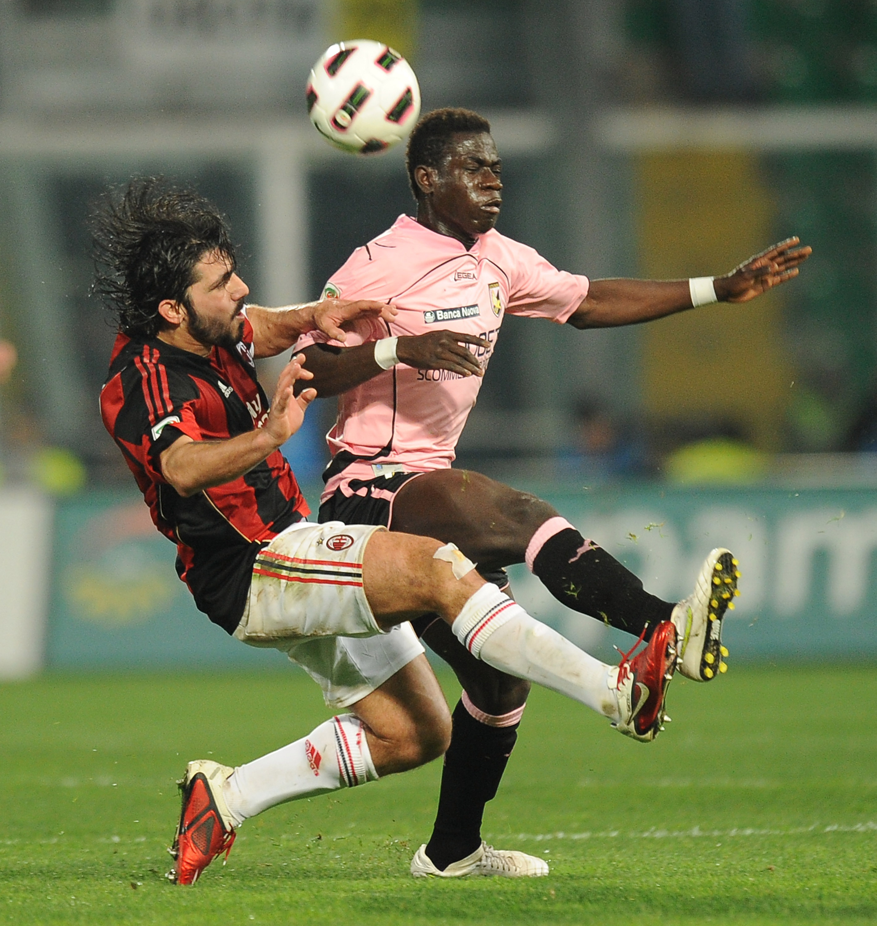 PALERMO, ITALY - MARCH 19:  Gennaro Gattuso (L) of Milan and Afriyie Acquah of Palermo compete for the ball during the Serie A match between US Citta di Palermo and AC Milan at Stadio Renzo Barbera on March 19, 2011 in Palermo, Italy.  (Photo by Tullio M.
