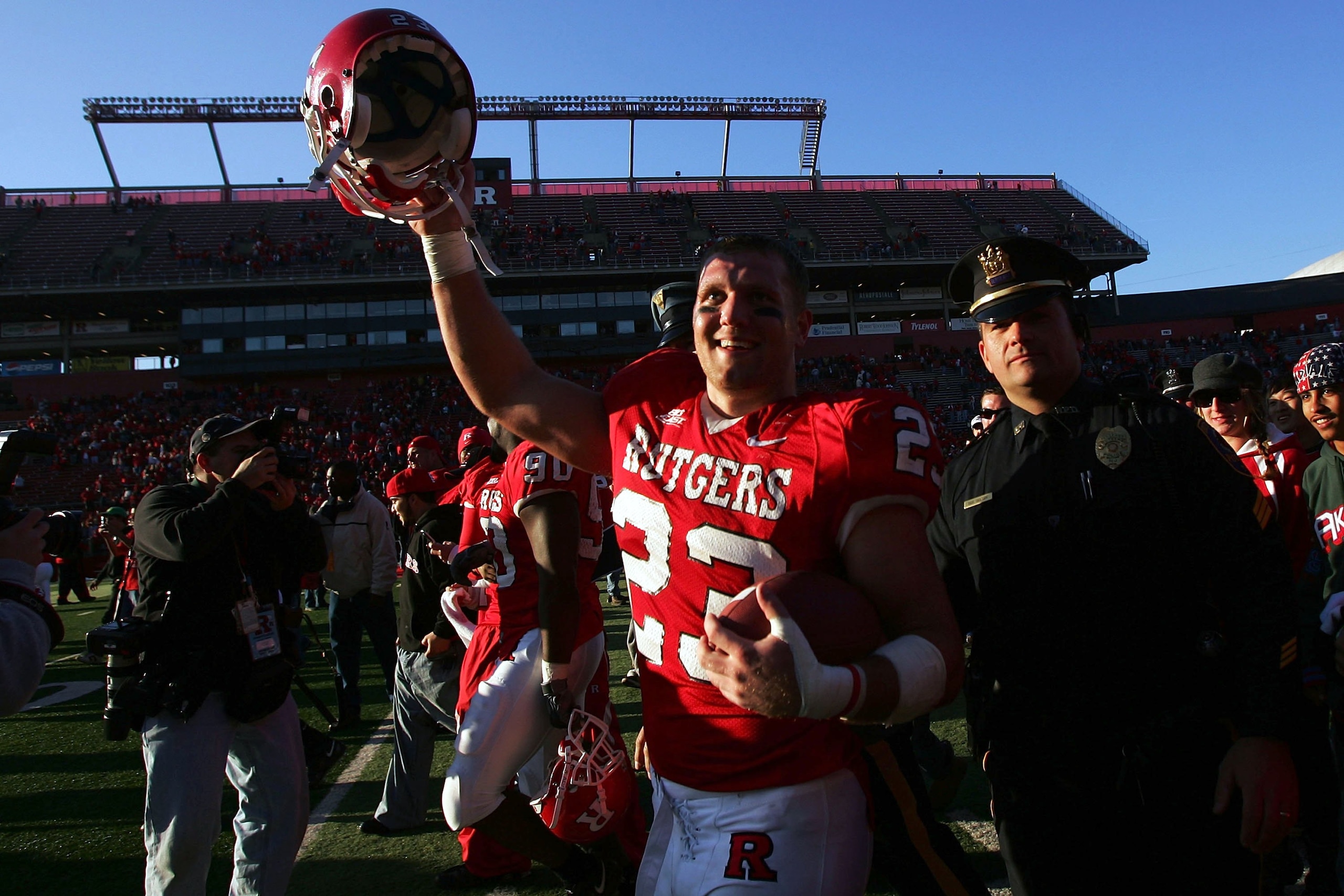PISCATAWAY, NJ - NOVEMBER 25:  Brian Leonard #23 of the Rutgers Scarlet Knights waves farewell to the crowd after defeating Syracuse University Orange on November 25, 2006 at Rutgers Stadium in Piscataway, New Jersey.  (Photo by Chris McGrath/Getty Images