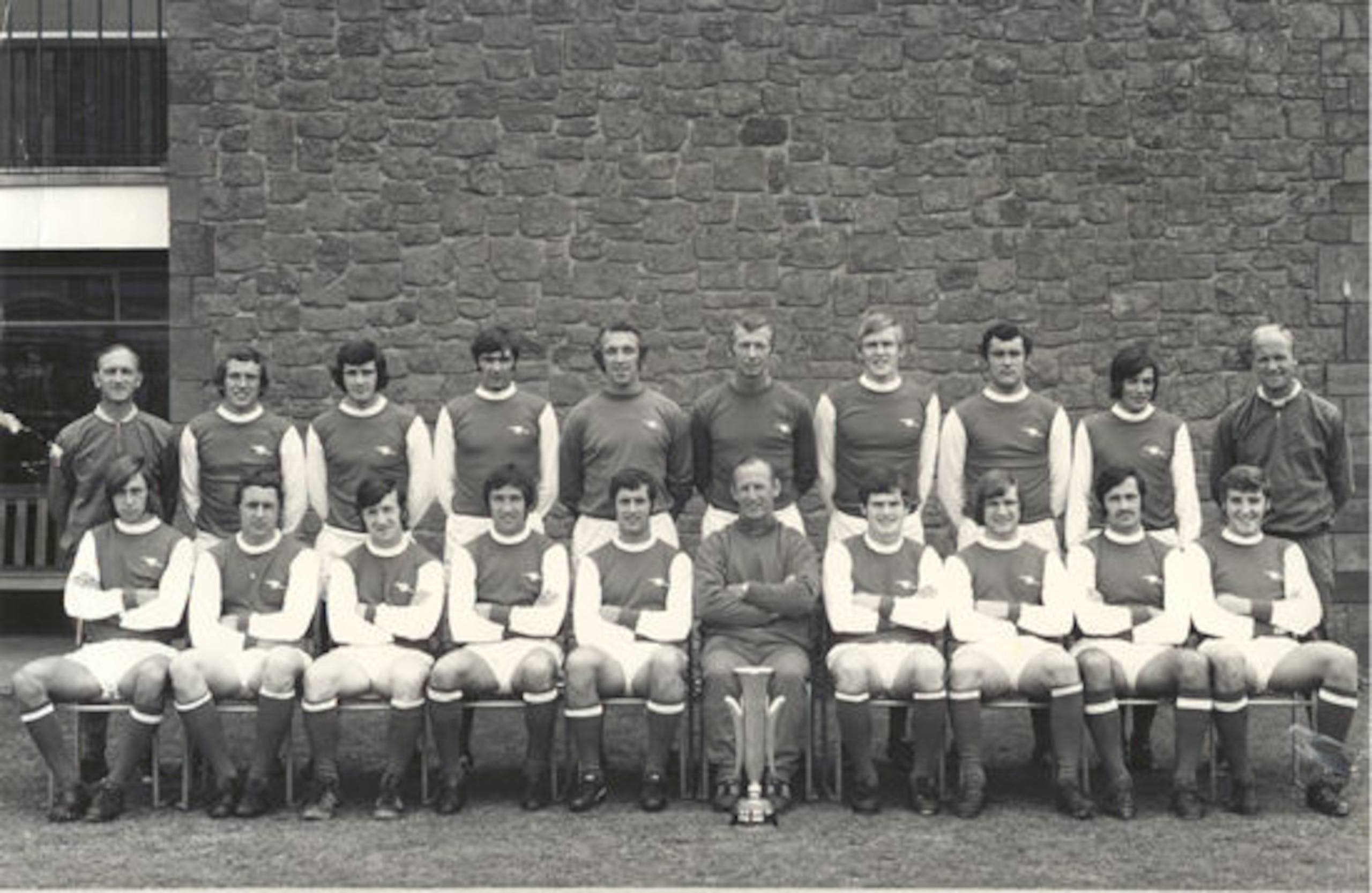 http://2.bp.blogspot.com/_z2bziRTdZaI/TOrqZENJsnI/AAAAAAAAAlU/X67kkBOSYyE/s1600/Arsenal70-71.jpg