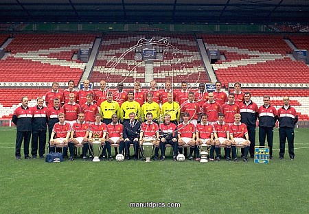 http://www.manutdpics.com/image/manchester_united_squad_photo_1999_2000_10912.jpg