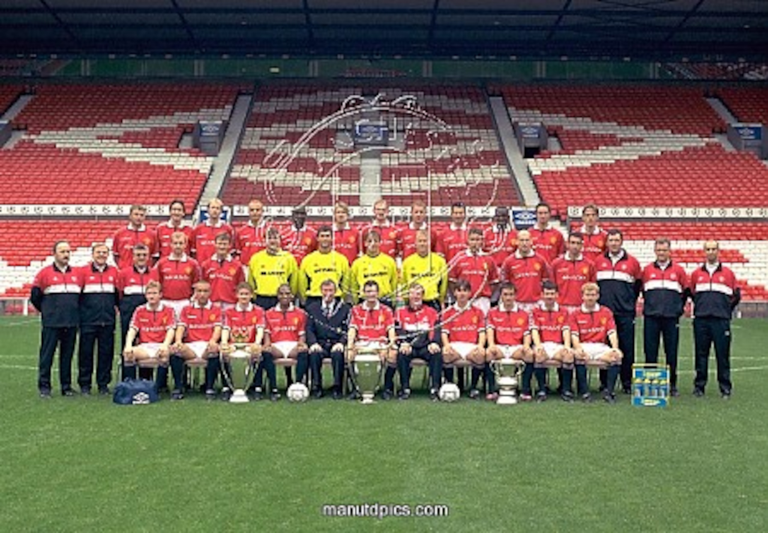 http://www.manutdpics.com/image/manchester_united_squad_photo_1999_2000_10912.jpg