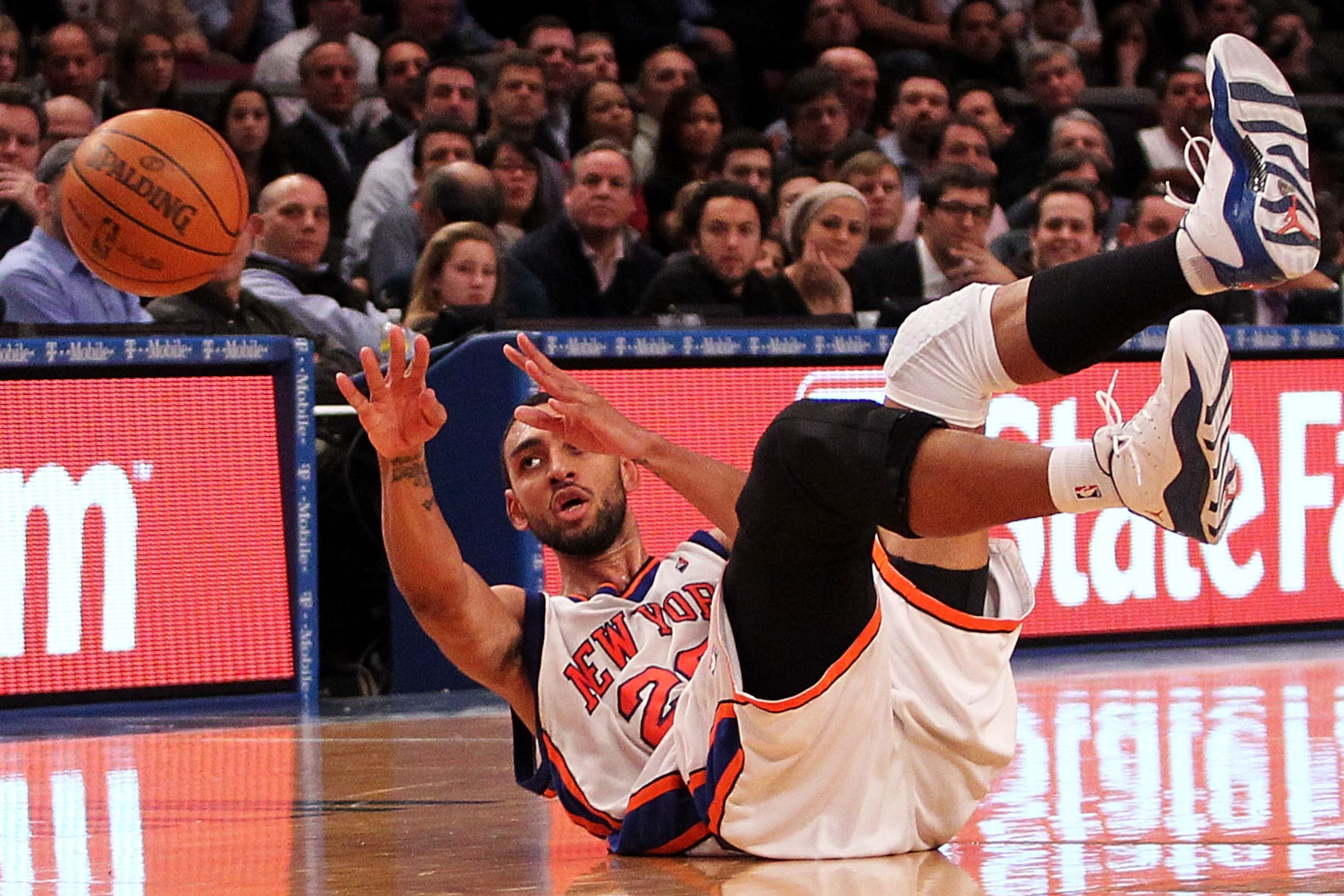 NEW YORK - FEBRUARY 03:  Jared Jeffries #20 of the New York Knicks scoops up a lose ball against the Washington Wizards at Madison Square Garden February 3, 2010 in New York City. NOTE TO USER: User expressly acknowledges and agrees that, by downloading a