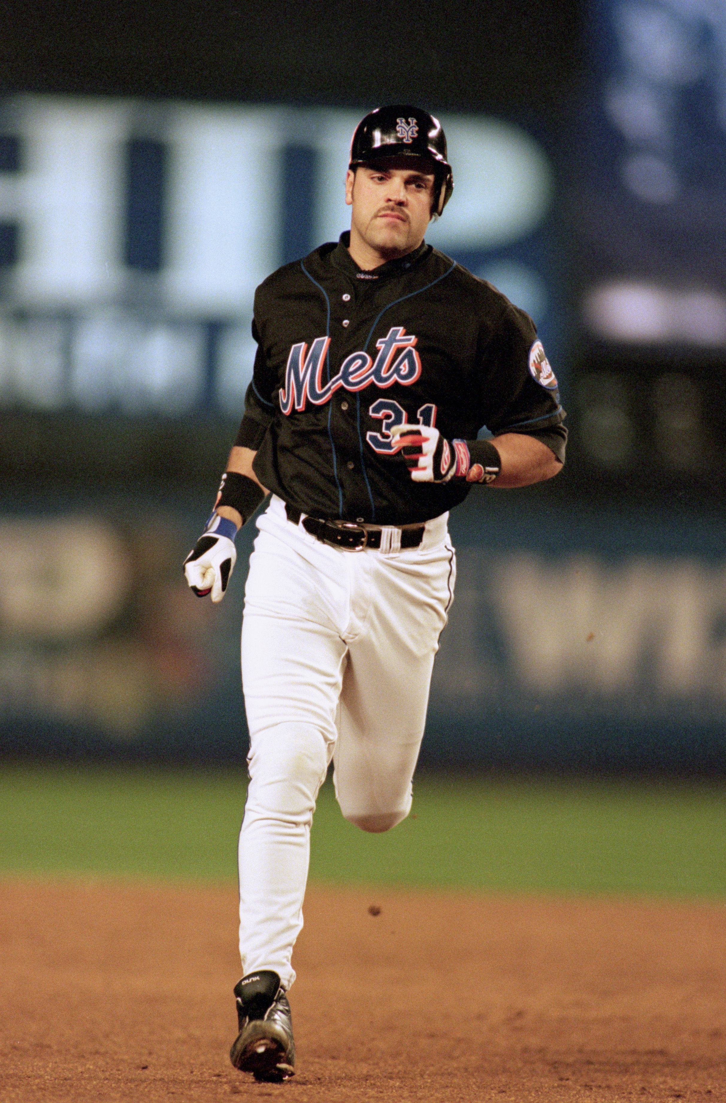 FLUSHING, NY - OCTOBER 25:  Mike Piazza #31 of the New York Mets runs the baseline against the New York Yankees during game 4 of the World Series at Shea Stadium on October 25, 2000, in Flushing, New York.  The Mets won 2-0. (Photo by Al Bello/Getty Image