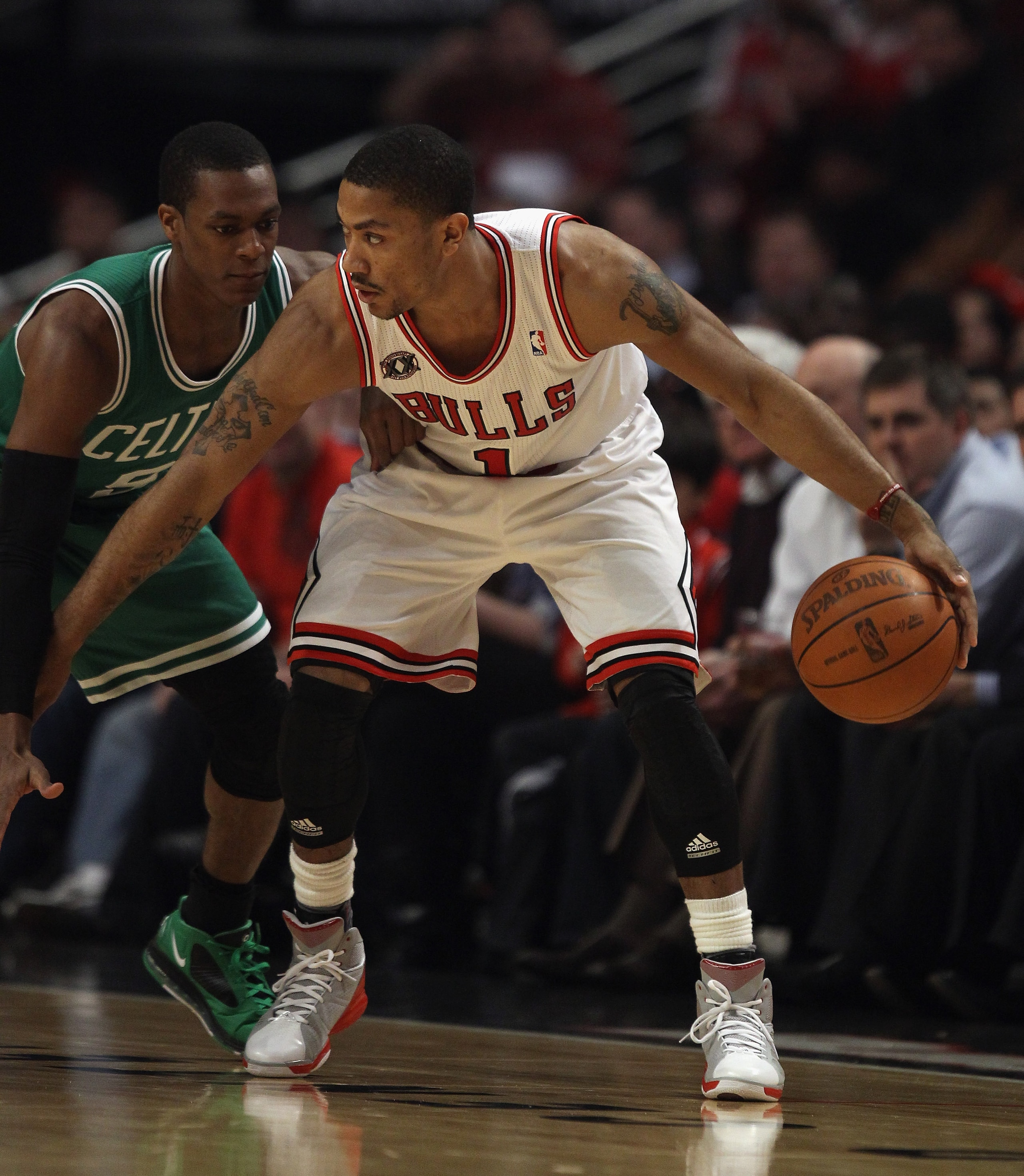 CHICAGO, IL - APRIL 07: Derrick Rose #1 of the Chicago Bulls moves against Rajon Rondo #9 of the Boston Celtics at United Center on April 7, 2011 in Chicago, Illinois. The Bulls defeated the Celtics 97-81. NOTE TO USER: User expressly acknowledges and agr