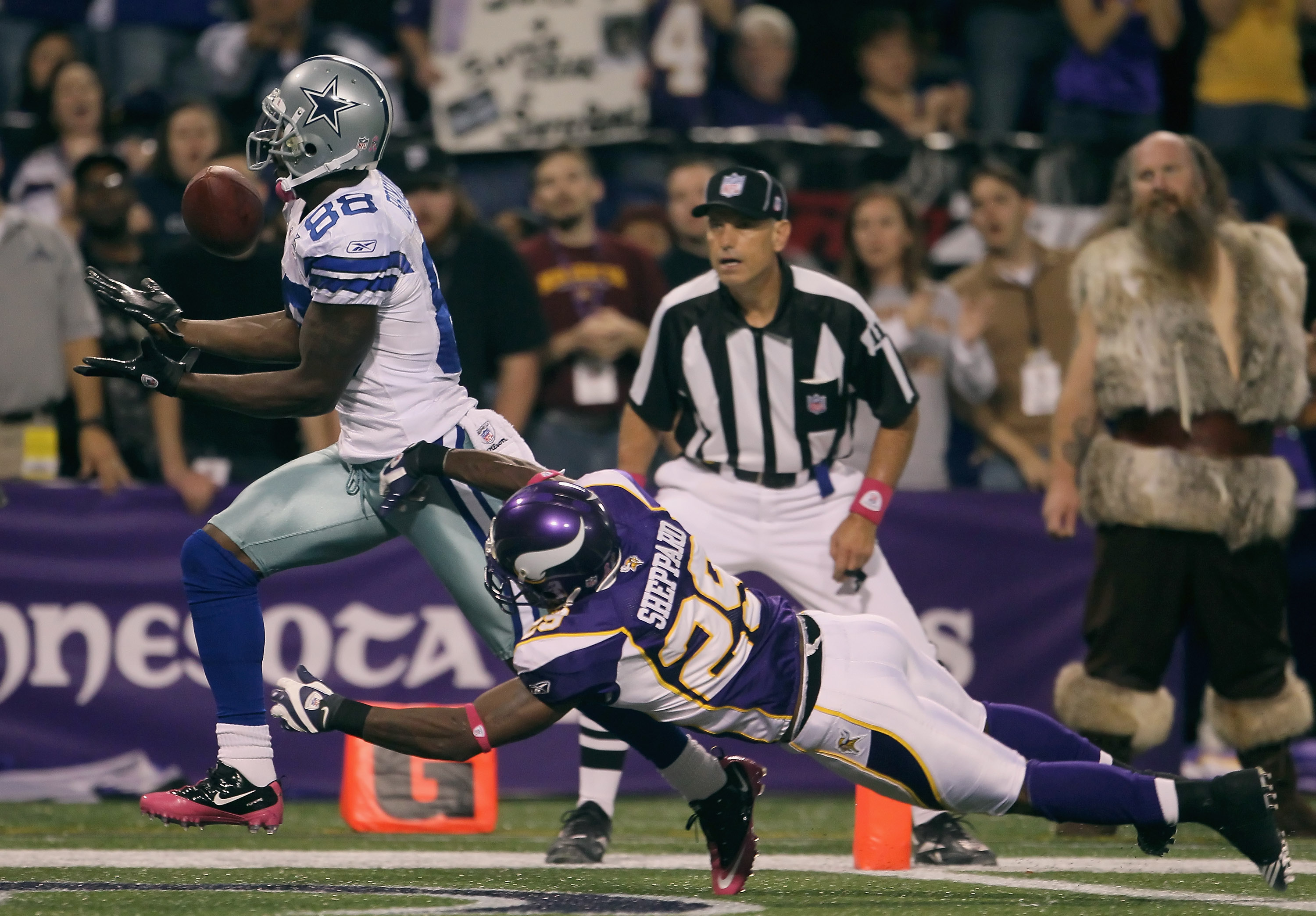 MINNEAPOLIS - OCTOBER 17:  Wide receiver Dez Bryant #88 of the Dallas Cowboys catches a pass for a touchdown as Lito Sheppard #29 of the Minnesota Vikings misses the tackle during the fourth quarter at Mall of America Field on October 17, 2010 in Minneapo