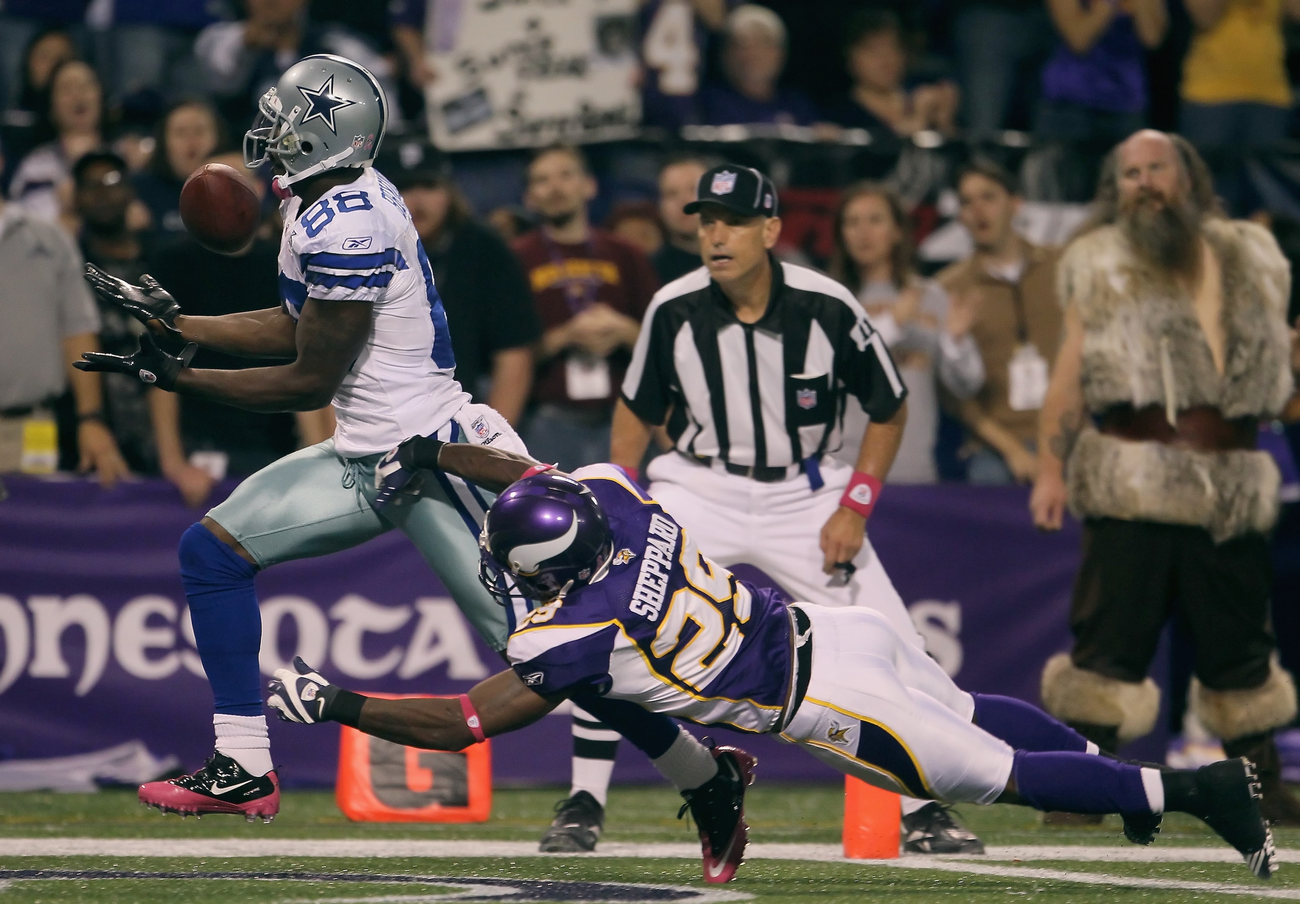 MINNEAPOLIS - OCTOBER 17:  Wide receiver Dez Bryant #88 of the Dallas Cowboys catches a pass for a touchdown as Lito Sheppard #29 of the Minnesota Vikings misses the tackle during the fourth quarter at Mall of America Field on October 17, 2010 in Minneapo