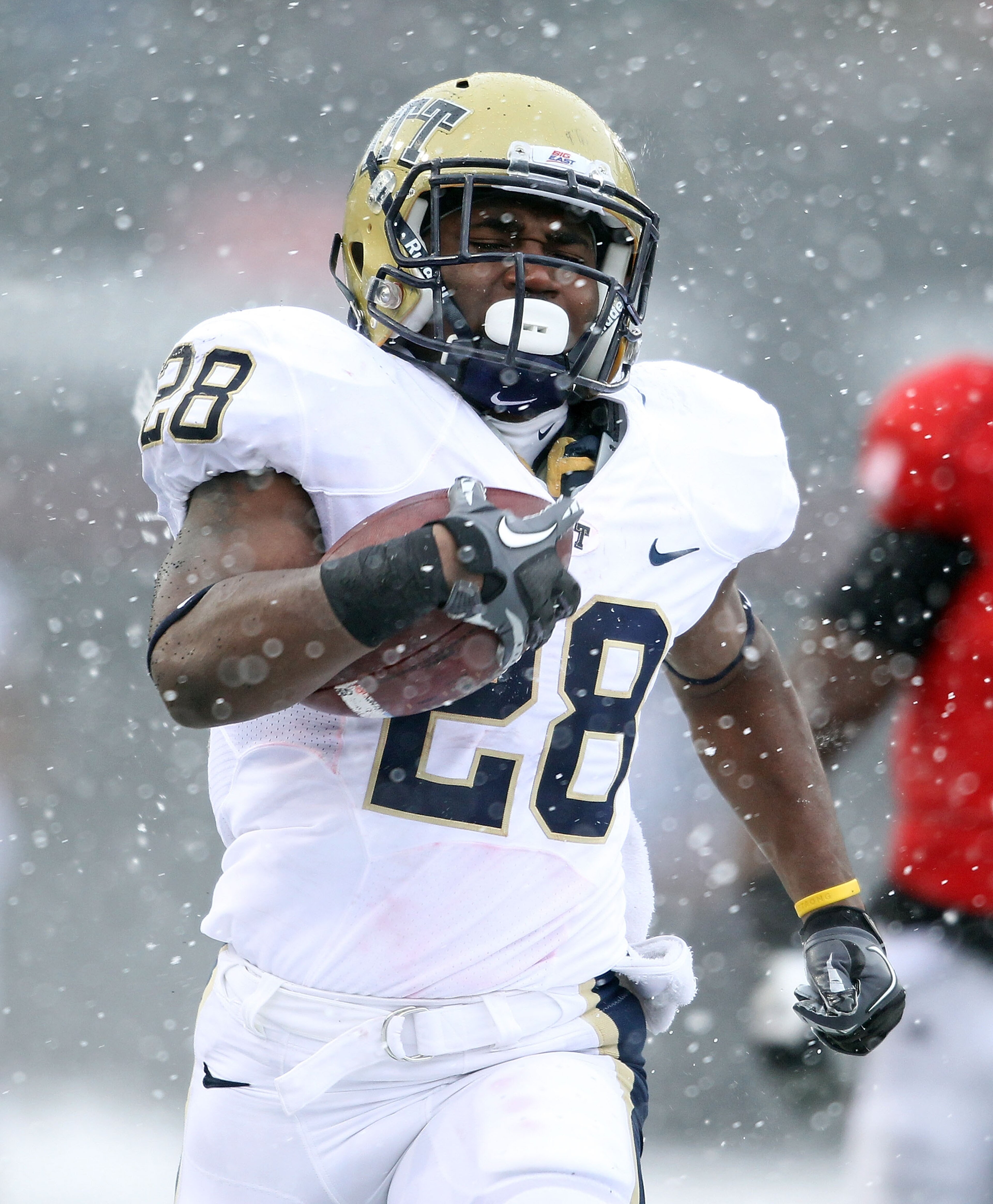 CINCINNATI, OH - DECEMBER 04: Dion Lewis #28 of the Pittsburgh Panthers runs for a touchdown during the Big East Conference game against the Cincinnati Bearcats at Nippert Stadium on December 4, 2010 in Cincinnati, Ohio. Pittsburgh won 28-10. (Photo by CINCINNATI, OH - DECEMBER 04: Dion Lewis #28 of the Pittsburgh Panthers runs for a touchdown during the Big East Conference game against the Cincinnati Bearcats at Nippert Stadium on December 4, 2010 in Cincinnati, Ohio. Pittsburgh won 28-10. (Photo by