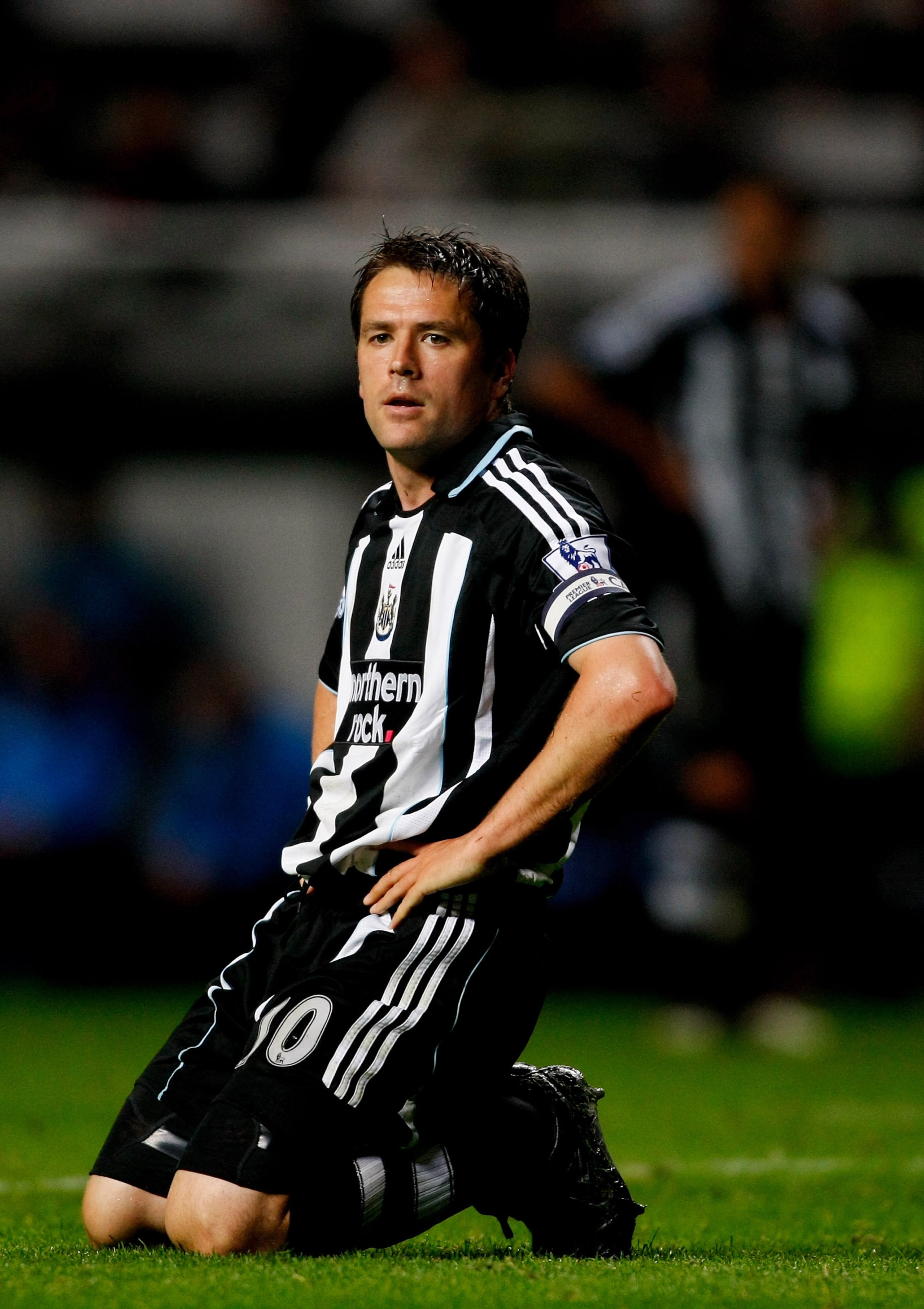 NEWCASTLE, UNITED KINGDOM - APRIL 27:  Michael Owen of Newcastle looks on after a miss during the Premier League  match between Newcastle United and Portsmouth at St James' Park on April 27, 2009 in Newcastle Upon Tyne, England.  (Photo by Stu Forster/Get