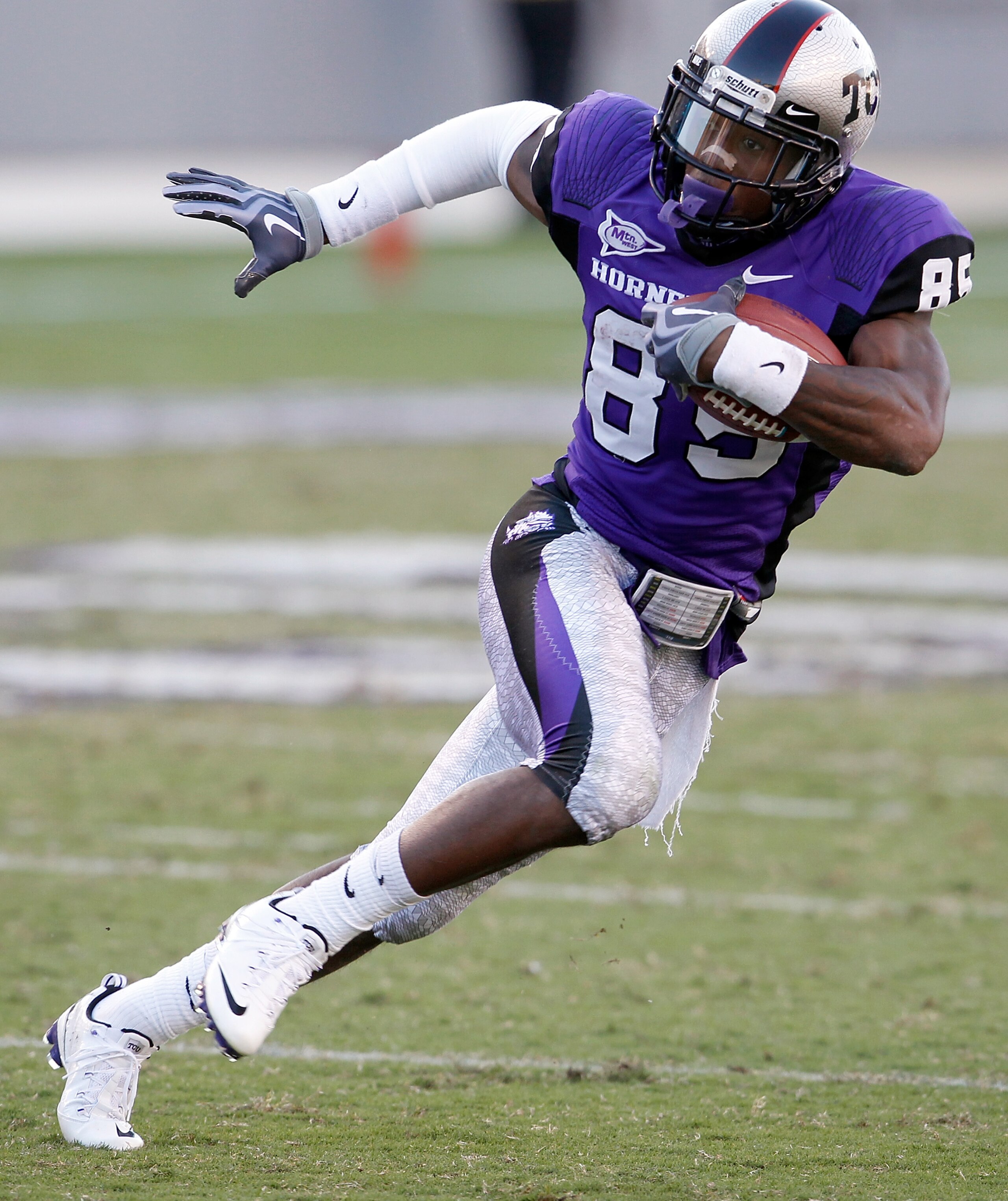 FORT WORTH, TX - OCTOBER 16:  Wide receiver Jeremy Kerley #85 of the TCU Horned Frogs carries the ball against the BYU Cougars at Amon G. Carter Stadium on October 16, 2010 in Fort Worth, Texas.  TCU beat BYU 31-3.  (Photo by Tom Pennington/Getty Images)
