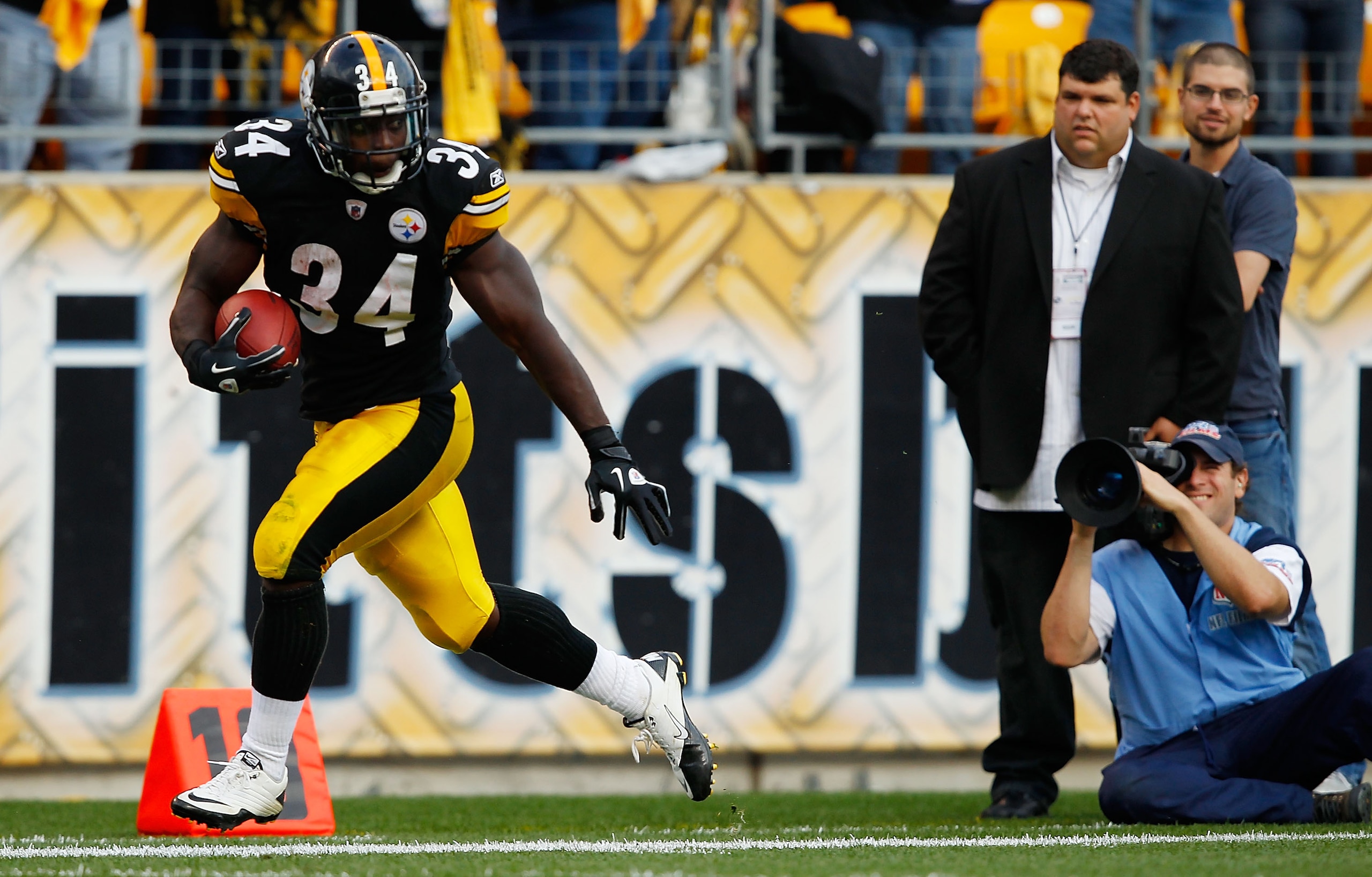 PITTSBURGH - SEPTEMBER 12: Rashard Mendenhall #26 of the Pittsburgh Steelers runs for a 50-yard game winning touchdown in overtime during the NFL season opener game against the Atlanta Falcons on September 12, 2010 at Heinz Field in Pittsburgh, Pennsylva PITTSBURGH - SEPTEMBER 12: Rashard Mendenhall #26 of the Pittsburgh Steelers runs for a 50-yard game winning touchdown in overtime during the NFL season opener game against the Atlanta Falcons on September 12, 2010 at Heinz Field in Pittsburgh, Pennsylva
