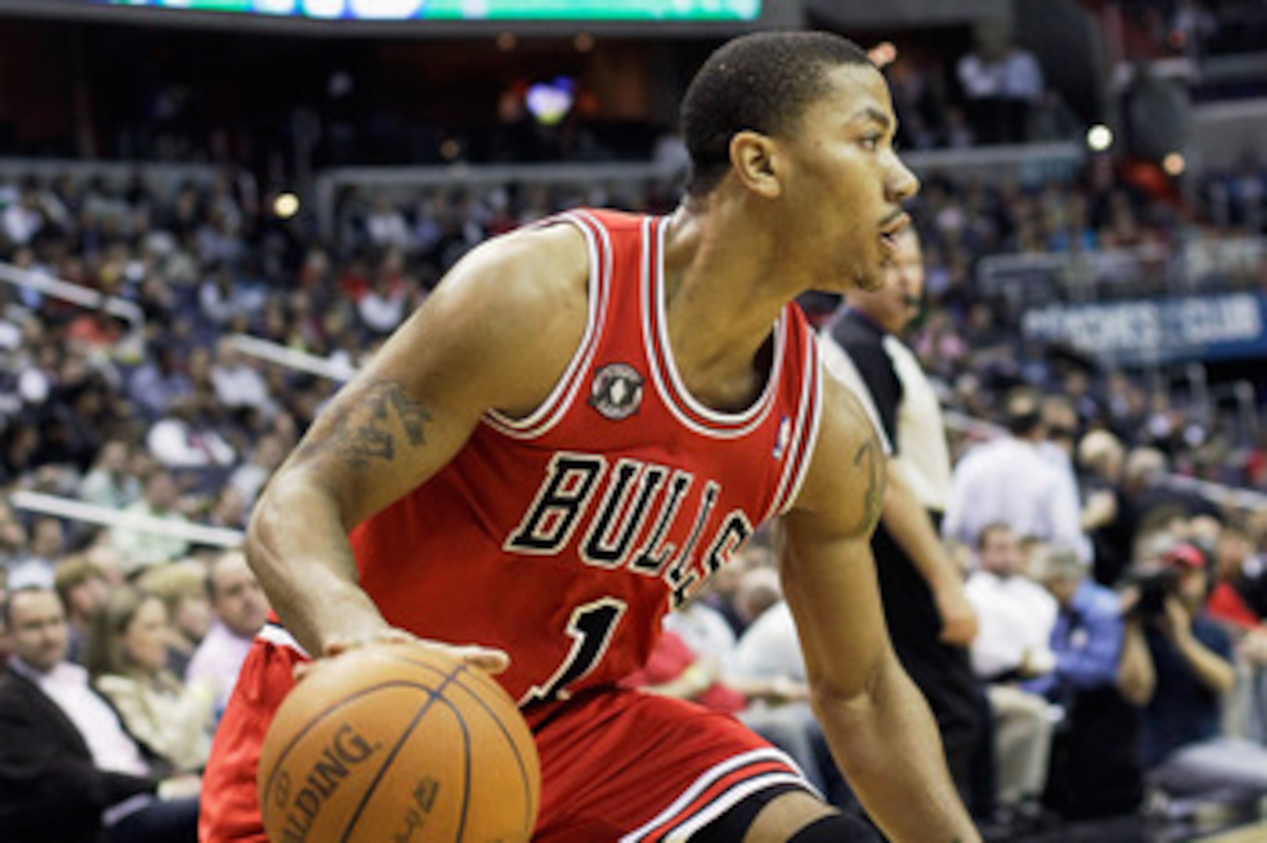 WASHINGTON, DC - FEBRUARY 28: Derrick Rose #1 of the Chicago Bulls dribbles the ball against the Washington Wizards at the Verizon Center in Washington on February 28, 2011 in Washington, DC. NOTE TO USER: User expressly acknowledges and agrees that, by d