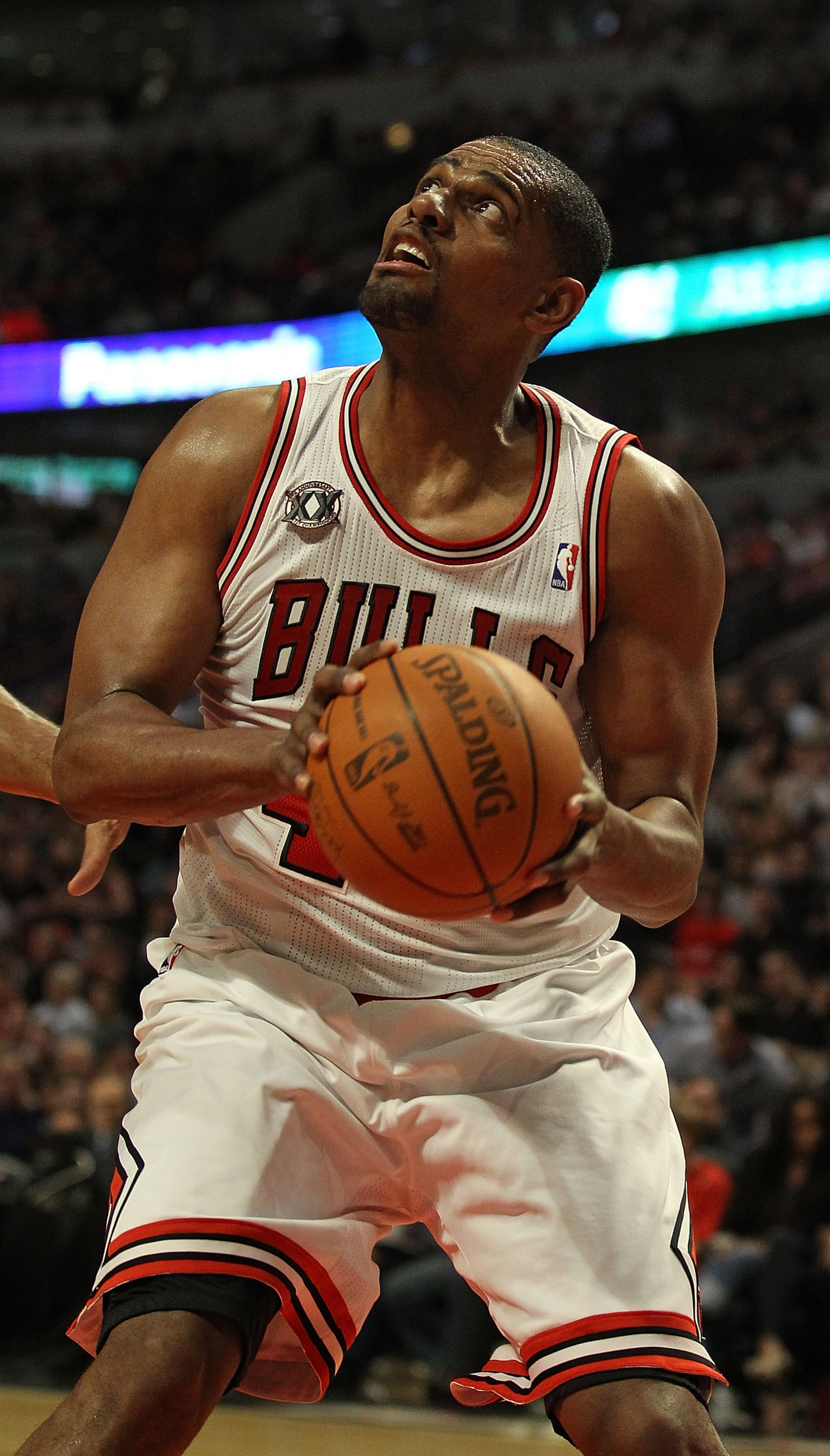 CHICAGO, IL - FEBRUARY 17: Kurt Thomas #40 of the Chicago Bulls moves to put up a shot against the San Antonio Spurs at the United Center on February 17, 2011 in Chicago, Illinois. The Bulls defeated the Spurs 109-99. NOTE TO USER: User expressly acknowle