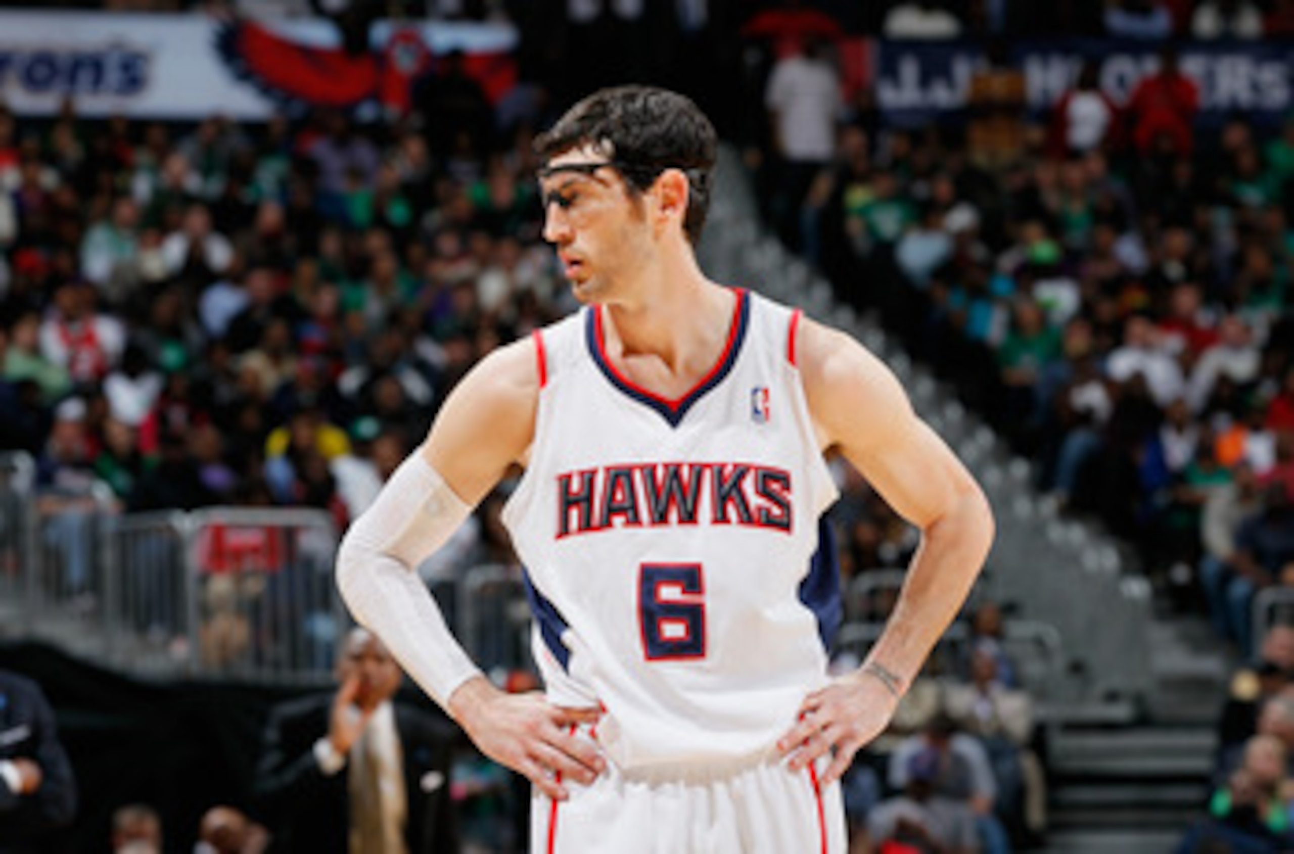 ATLANTA, GA - APRIL 01:  Kirk Hinrich #6 of the Atlanta Hawks against the Boston Celtics at Philips Arena on April 1, 2011 in Atlanta, Georgia.  NOTE TO USER: User expressly acknowledges and agrees that, by downloading and/or using this Photograph, user i