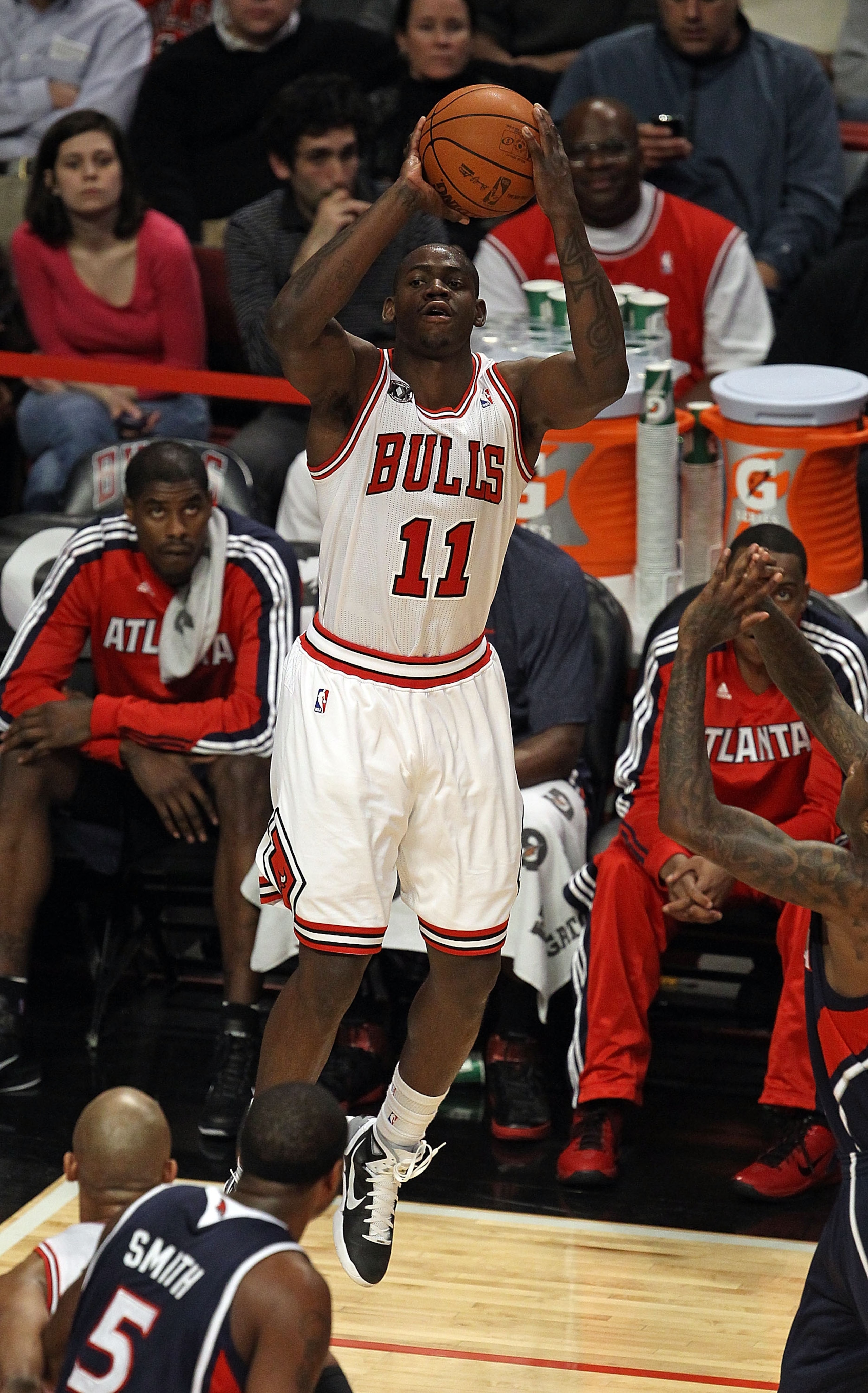 CHICAGO, IL - MARCH 11: Ronnie Brewer #11 of the Chicago Bulls puts up a shot against the Atlanta Hawks at the United Center on March 11, 2011 in Chicago, Illinois. The Bulls defeated the Hawks 94-76. NOTE TO USER: User expressly acknowledges and agrees t