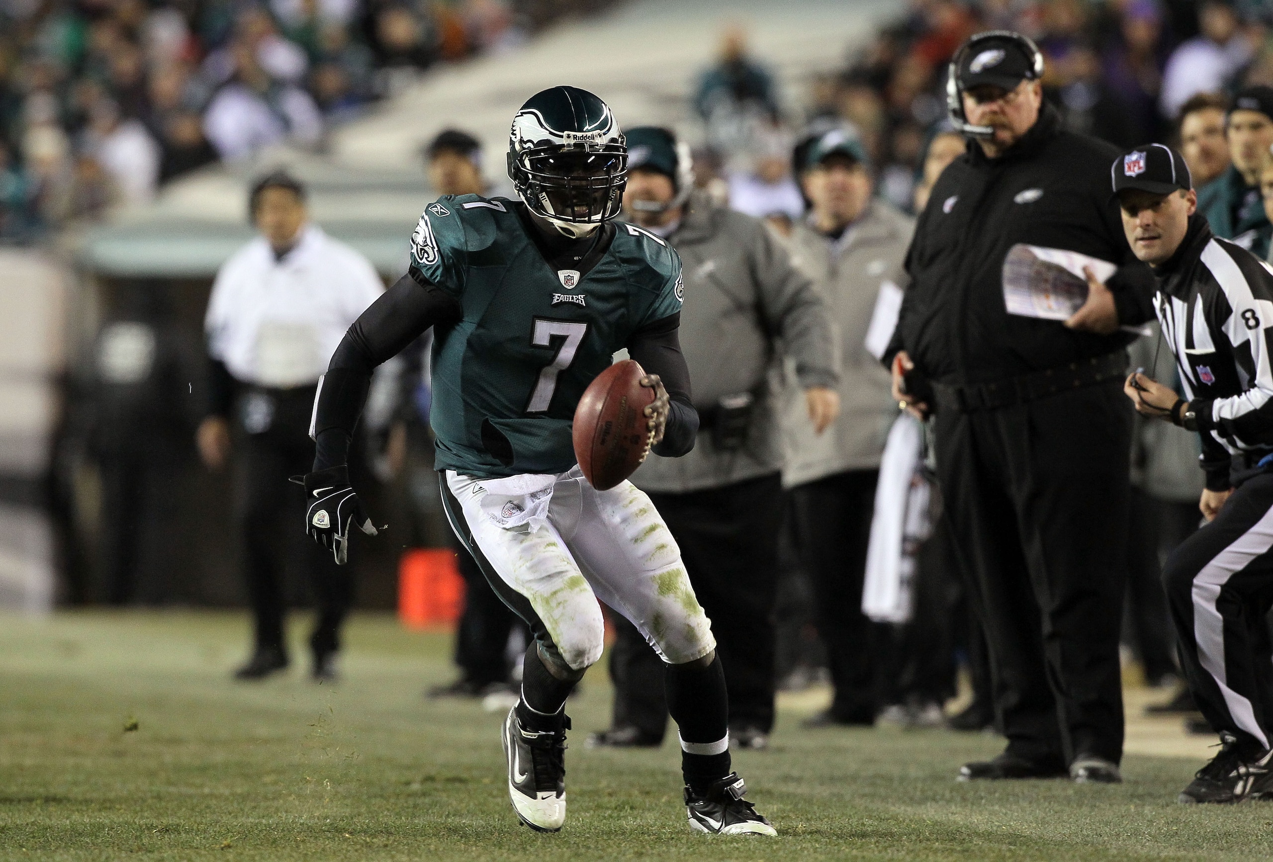 PHILADELPHIA, PA - DECEMBER 28: Michael Vick #7 of the Philadelphia Eagles in action against the Minnesota Vikings at Lincoln Financial Field on December 26, 2010 in Philadelphia, Pennsylvania. (Photo by Jim McIsaac/Getty Images) PHILADELPHIA, PA - DECEMBER 28: Michael Vick #7 of the Philadelphia Eagles in action against the Minnesota Vikings at Lincoln Financial Field on December 26, 2010 in Philadelphia, Pennsylvania. (Photo by Jim McIsaac/Getty Images)