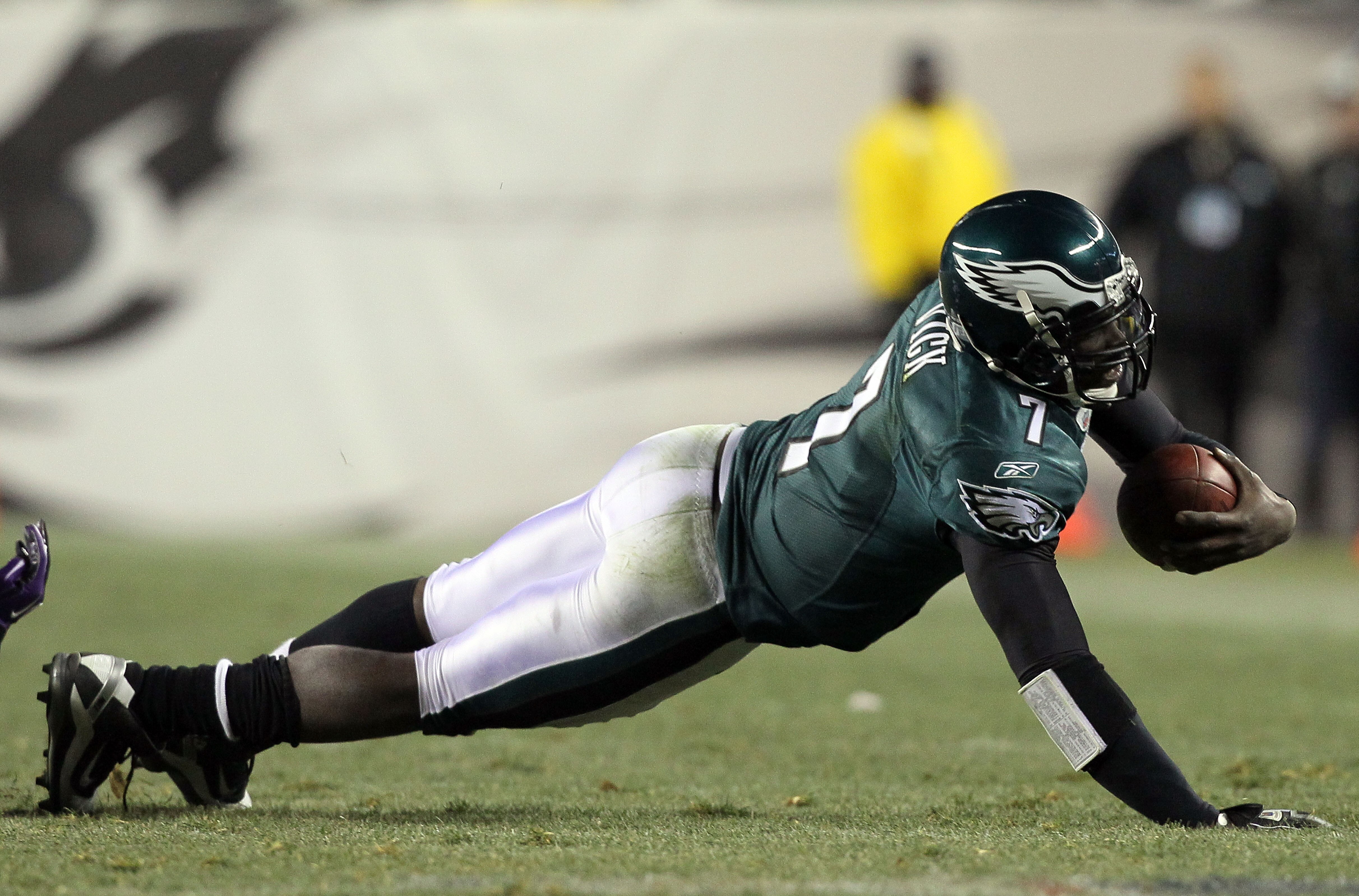 PHILADELPHIA, PA - DECEMBER 28:  Michael Vick #7 of the Philadelphia Eagles in action against the Minnesota Vikings at Lincoln Financial Field on December 26, 2010 in Philadelphia, Pennsylvania.  (Photo by Jim McIsaac/Getty Images)