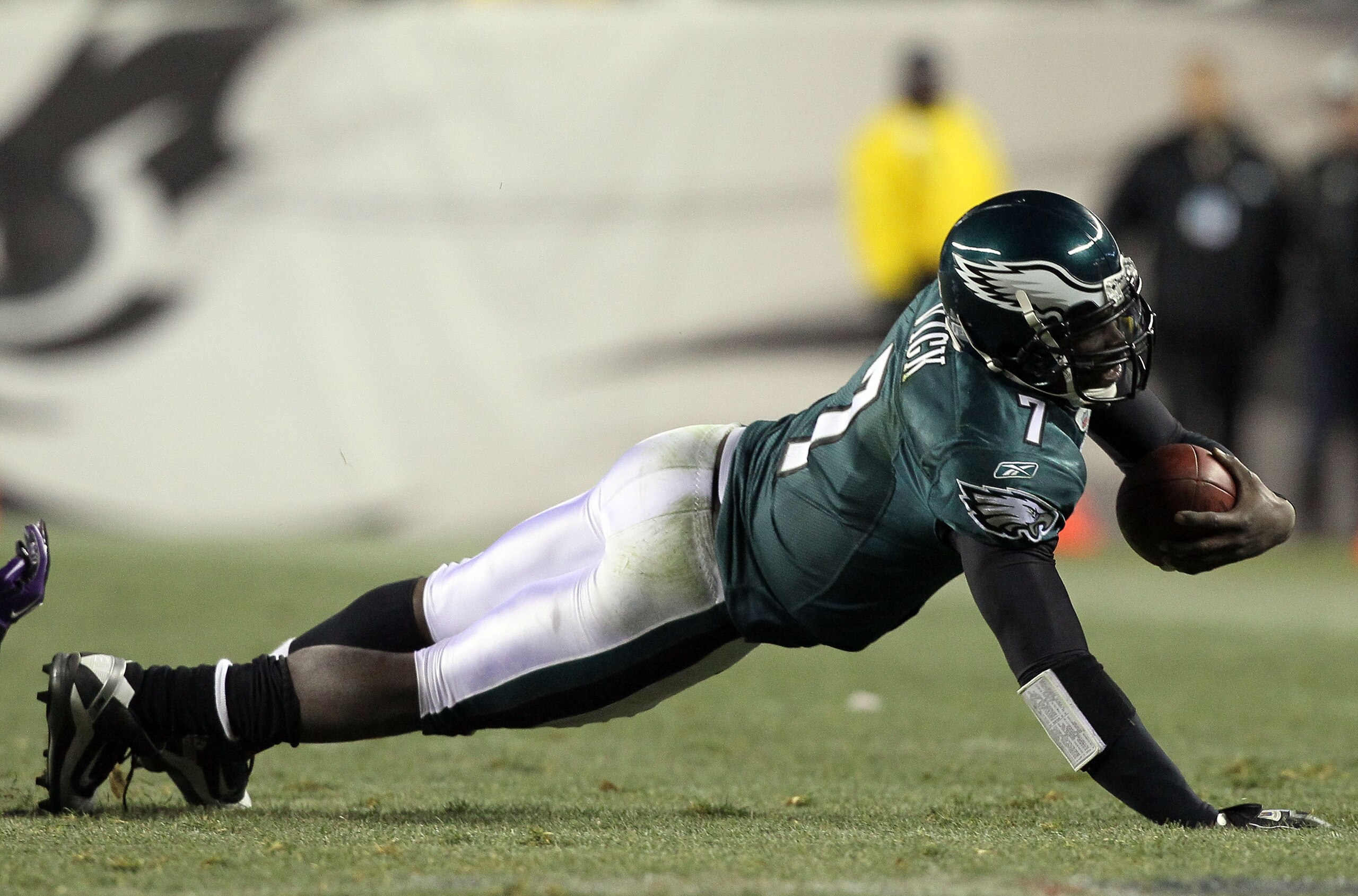 PHILADELPHIA, PA - DECEMBER 28: Michael Vick #7 of the Philadelphia Eagles in action against the Minnesota Vikings at Lincoln Financial Field on December 26, 2010 in Philadelphia, Pennsylvania. (Photo by Jim McIsaac/Getty Images) PHILADELPHIA, PA - DECEMBER 28: Michael Vick #7 of the Philadelphia Eagles in action against the Minnesota Vikings at Lincoln Financial Field on December 26, 2010 in Philadelphia, Pennsylvania. (Photo by Jim McIsaac/Getty Images)