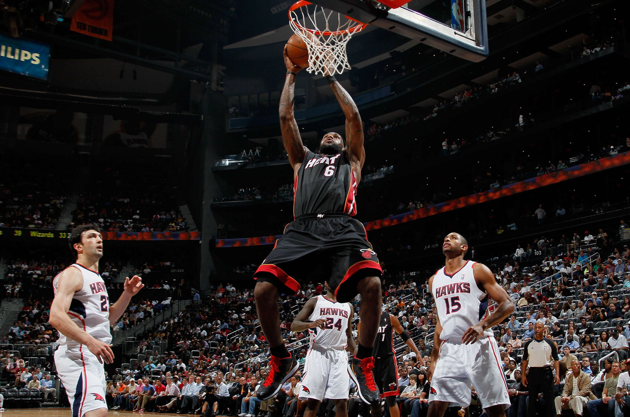 ATLANTA, GA - APRIL 11:  LeBron James #6 of the Miami Heat grabs an alley oop for a layup against the Atlanta Hawks at Philips Arena on April 11, 2011 in Atlanta, Georgia.  NOTE TO USER: User expressly acknowledges and agrees that, by downloading and/or u