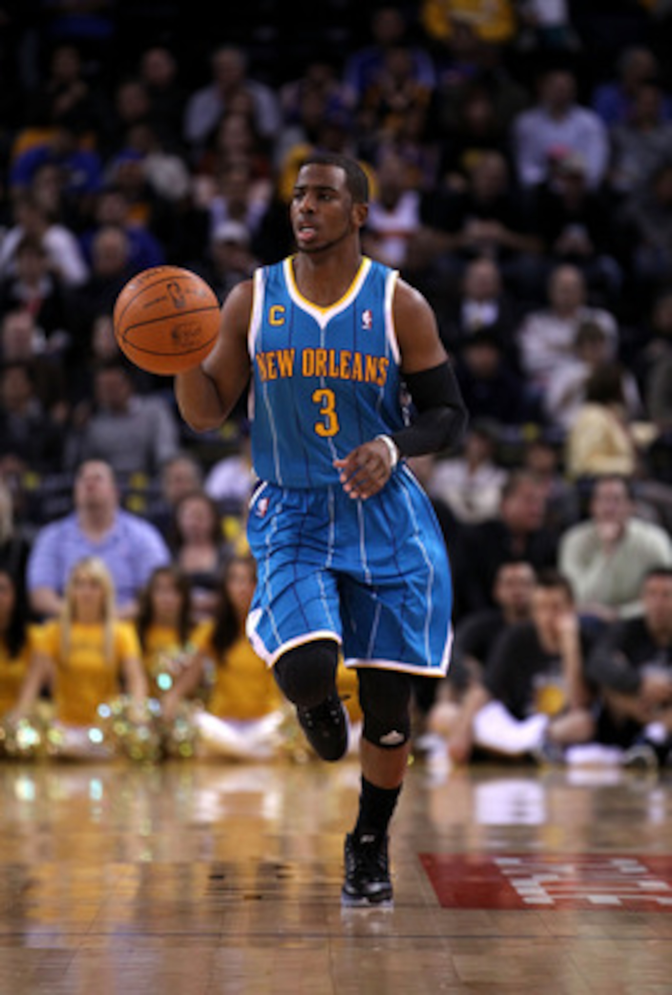 OAKLAND, CA - FEBRUARY 15:  Chris Paul #3 of the New Orleans Hornets in action against the Golden State Warriors at Oracle Arena on February 15, 2011 in Oakland, California. NOTE TO USER: User expressly acknowledges and agrees that, by downloading and or 