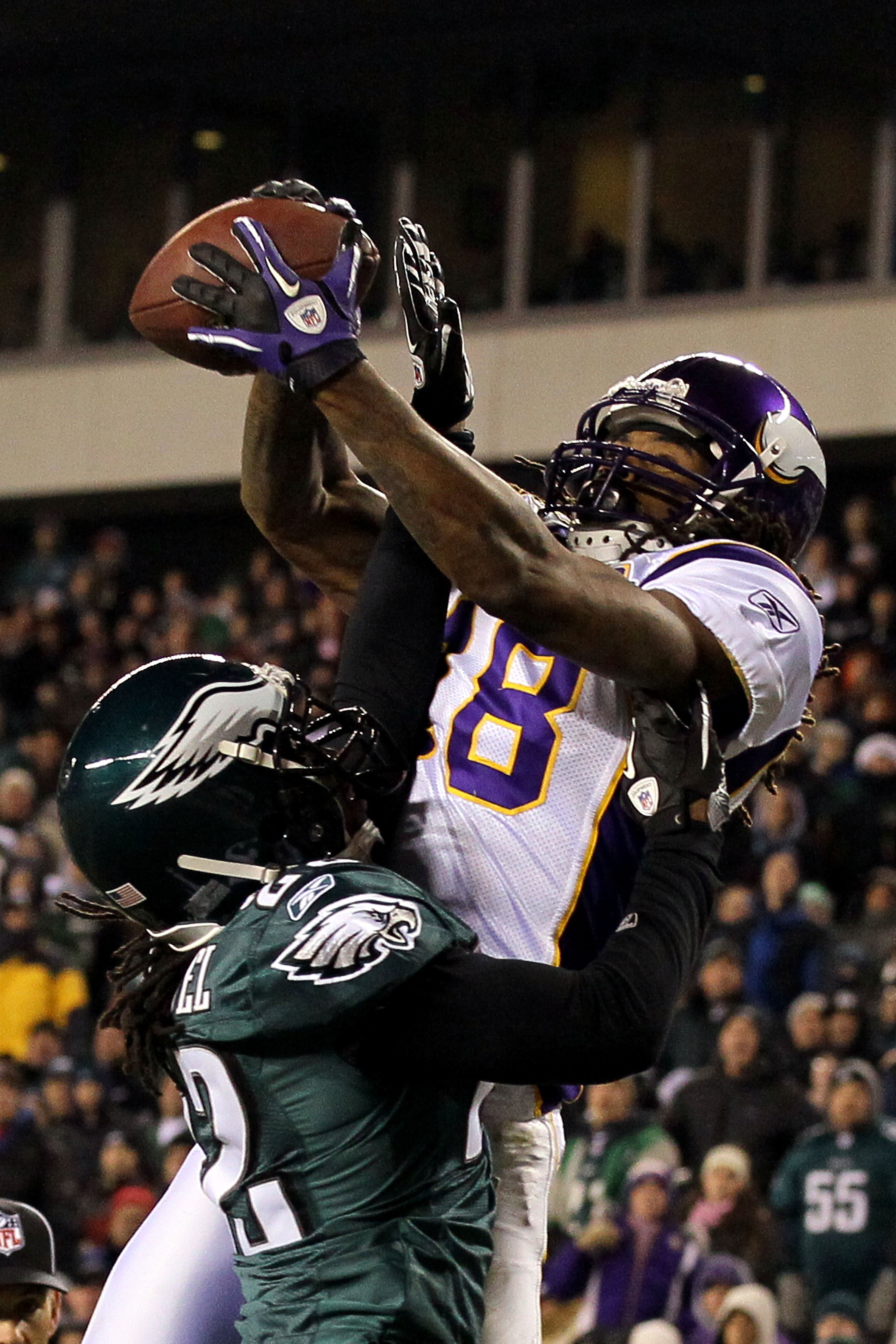 PHILADELPHIA, PA - DECEMBER 28:  Sidney Rice #18 of the Minnesota Vikings in action against Asante Samuel #22 of the Philadelphia Eagles at Lincoln Financial Field on December 28, 2010 in Philadelphia, Pennsylvania.  (Photo by Jim McIsaac/Getty Images)