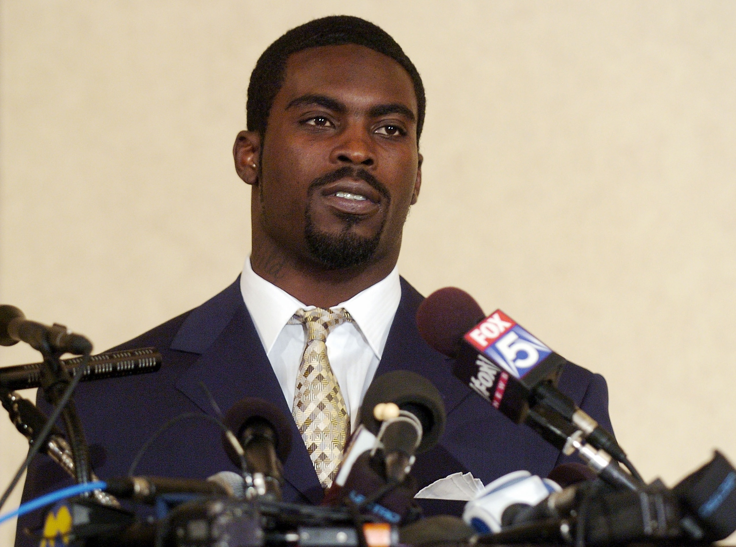 RICHMOND, VA - AUGUST 27:  Atlanta Falcons quarterback Michael Vick makes a statement to reporters at the Omni Richmond Hotel after agreeing to a guilty plea on charges stemming from his involvement in a dogfighting ring August 27, 2007, in Richmond, Virg