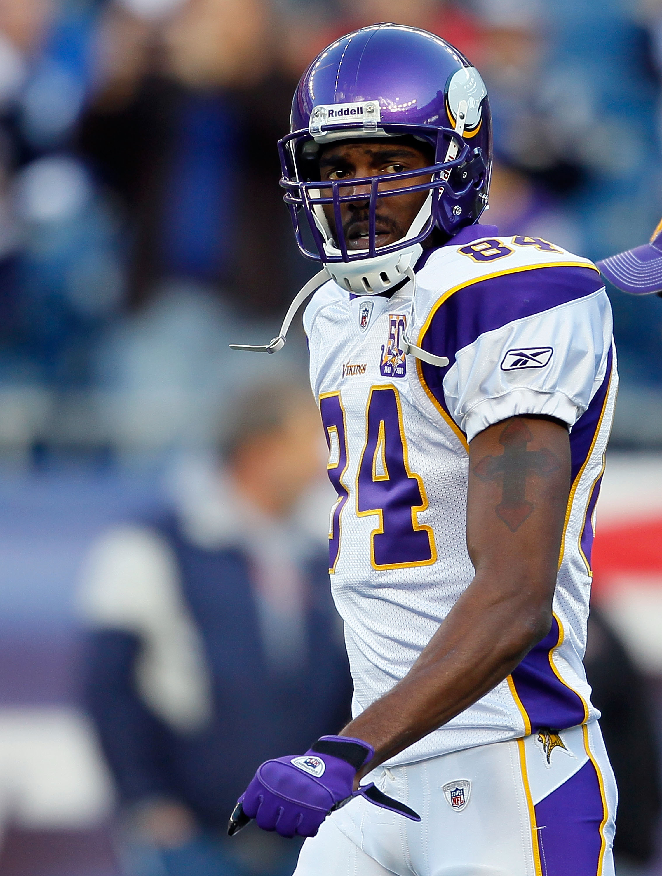 Minnesota Vikings wide receiver Randy Moss warms up before the