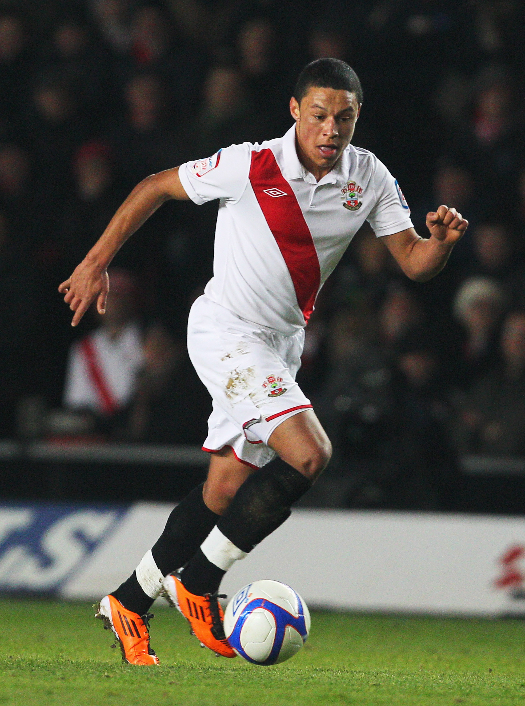SOUTHAMPTON, ENGLAND - JANUARY 29: Alex Chamberlain of Southampton in action during the FA Cup sponsored by E.ON 4th Round match between Southampton and Manchester United at St Mary's Stadium on January 29, 2011 in Southampton, England.  (Photo by Clive R