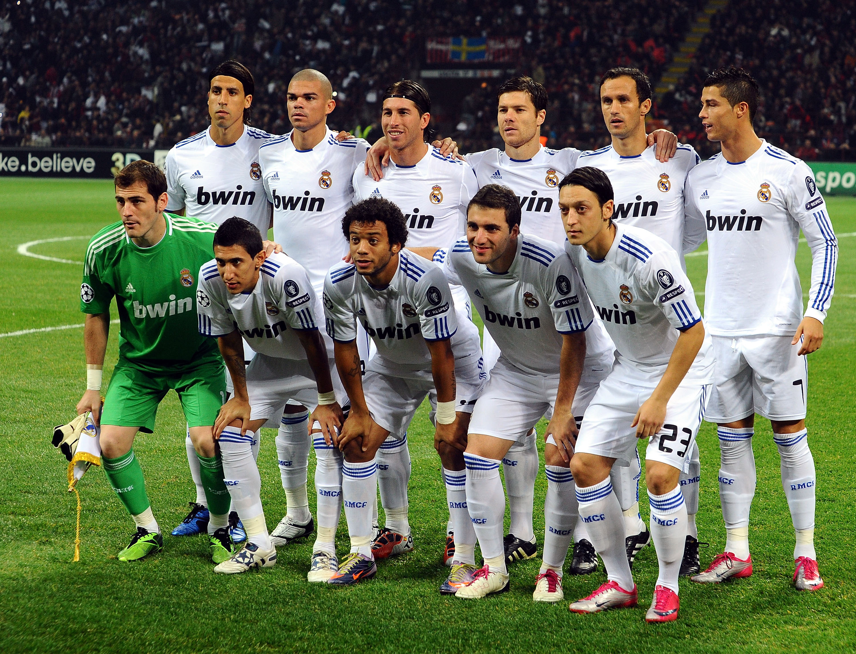 MILAN, ITALY - NOVEMBER 03: Team of Real Madrid pose for photographers during the Uefa Champions League group G match between AC Milan and Real Madrid at Stadio Giuseppe Meazza on November 3, 2010 in Milan, Italy.  (Photo by Massimo Cebrelli/Getty Images)