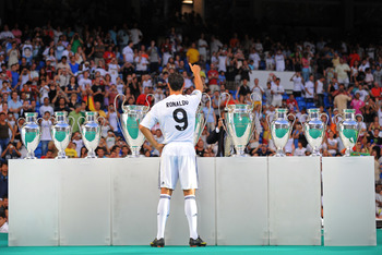 MADRID, SPAIN - JULY 06: New Real Madrid player Cristiano Ronaldo waves to fans during his presentation at the Santiago Bernabeu stadium on July 6, 2009 in Madrid, Spain.  (Photo by Denis Doyle/Getty Images)