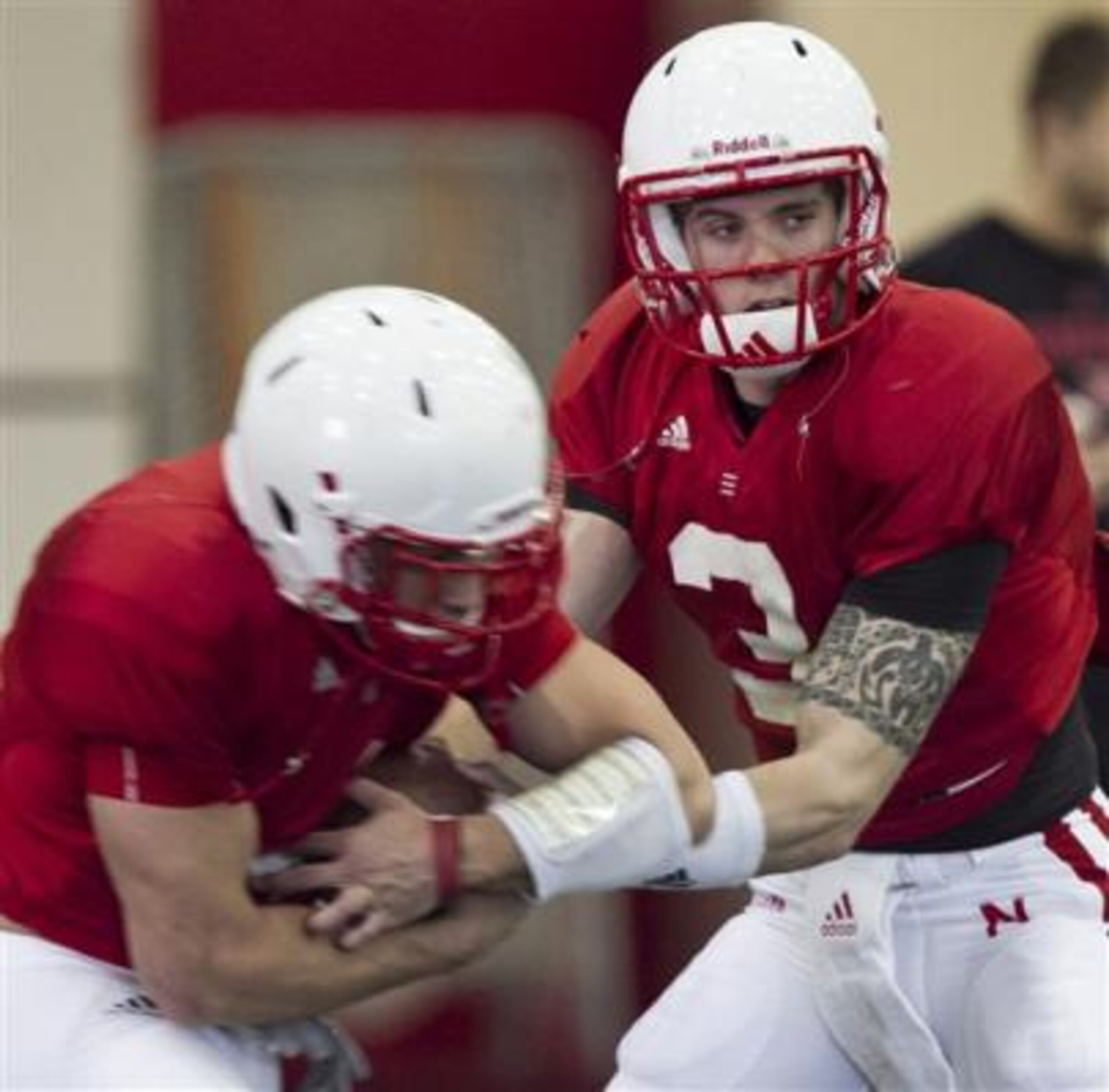 http://d.yimg.com/i/ng/ne/ap/20110316/22/4089112952-nebraska-quarterback-taylor-martinez-right-hands-ball-wide-receiver-ty.jpg http://d.yimg.com/i/ng/ne/ap/20110316/22/4089112952-nebraska-quarterback-taylor-martinez-right-hands-ball-wide-receiver-ty.jpg