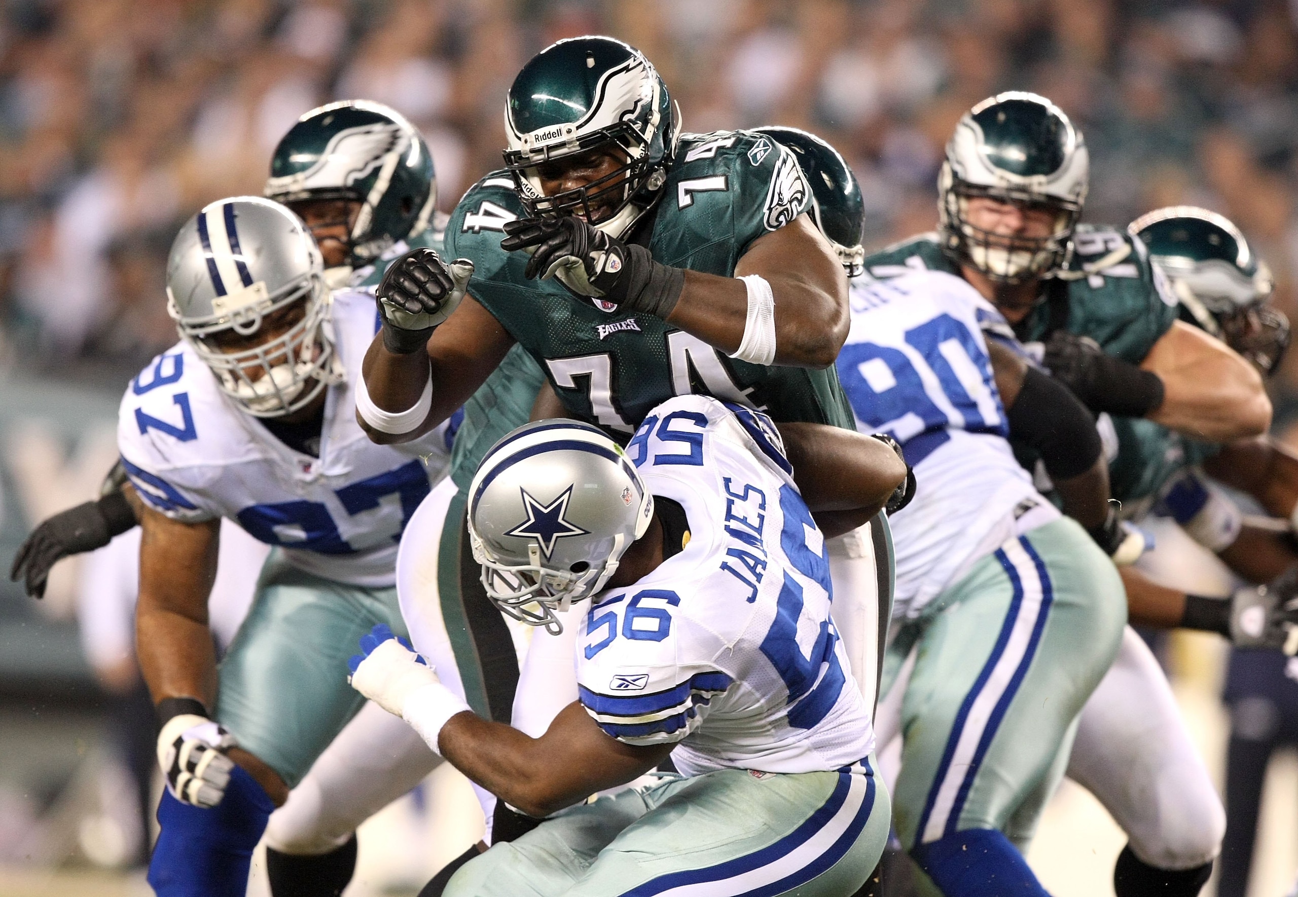 PHILADELPHIA - NOVEMBER 08:  Offensive tackle Winston Justice #74 of the Philadelphia Eagles blocks Bradie James #56 of the Dallas Cowboys at Lincoln Financial Field on November 8, 2009 in Philadelphia, Pennsylvania.  (Photo by Al Bello/Getty Images)
