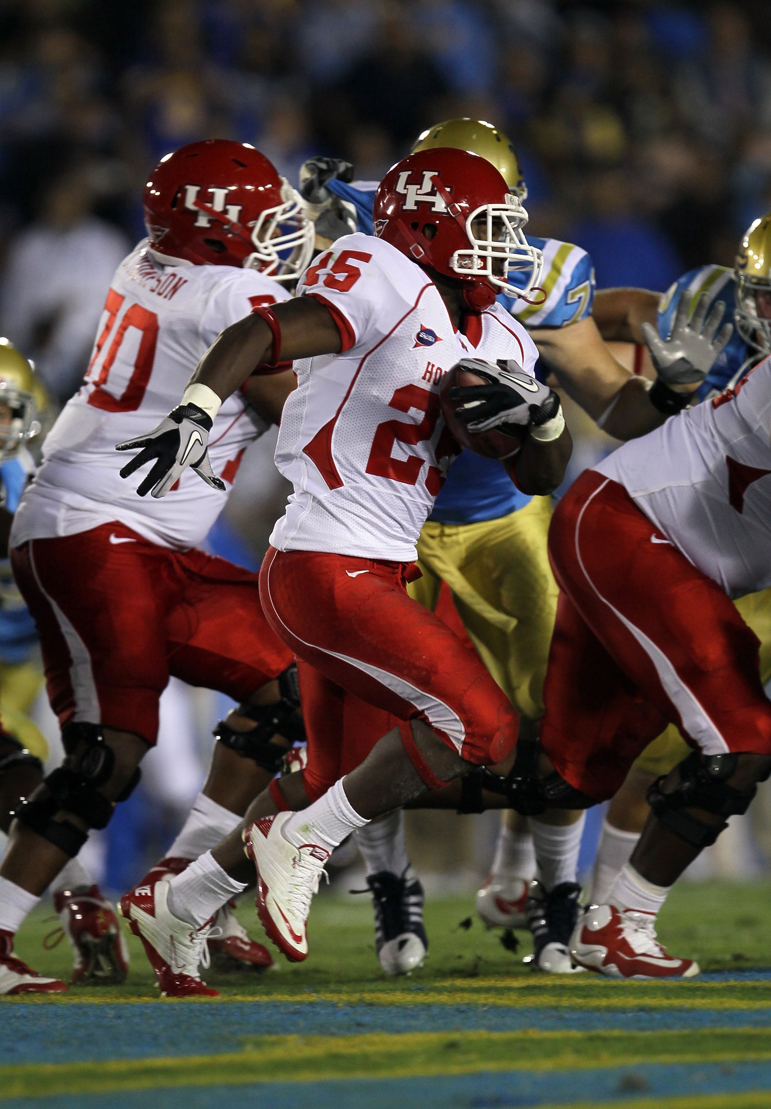 PASADENA, CA - SEPTEMBER 18:  Running back Bryce Beall #25 of the Houston Cougars carries the ball against the UCLA Bruins at the Rose Bowl on September 18, 2010 in Pasadena, California.  UCLA won 31-13.  (Photo by Stephen Dunn/Getty Images)
