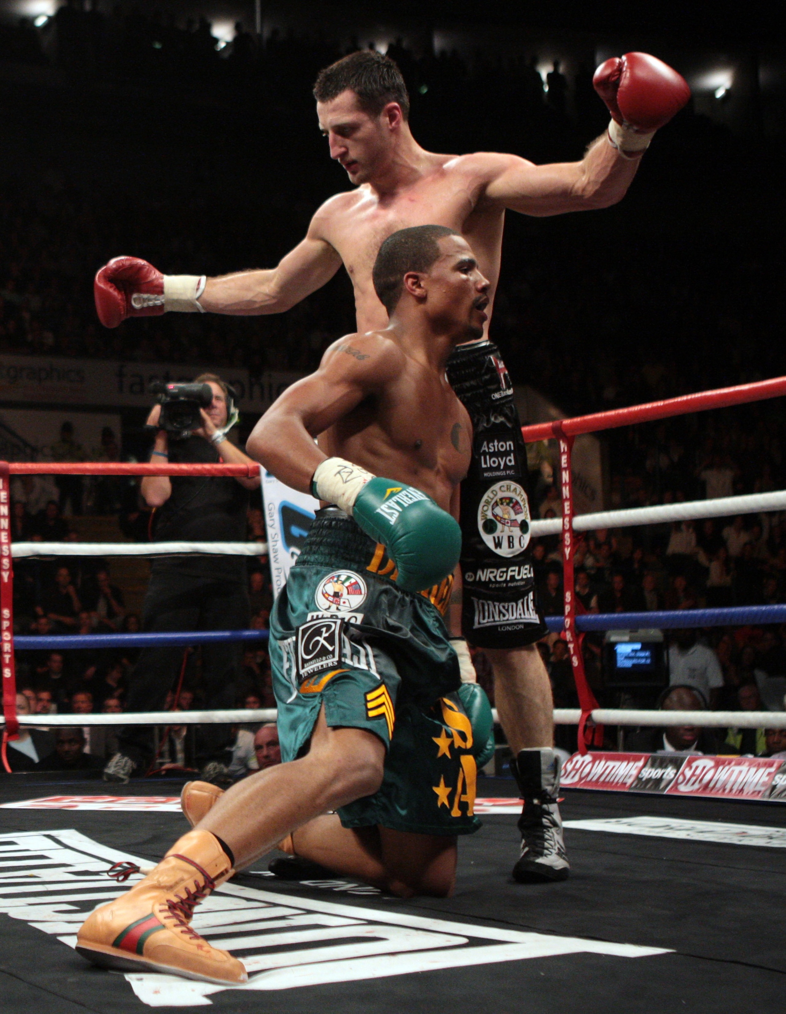 NOTTINGHAM, ENGLAND - OCTOBER 17:   Andre Dirrell slips as he defends against Carl Froch during their WBC Super Middleweight fight on October 17, 2009 at Trent FM Arena in Nottingham, England.  (Photo by John Gichigi/Getty Images)