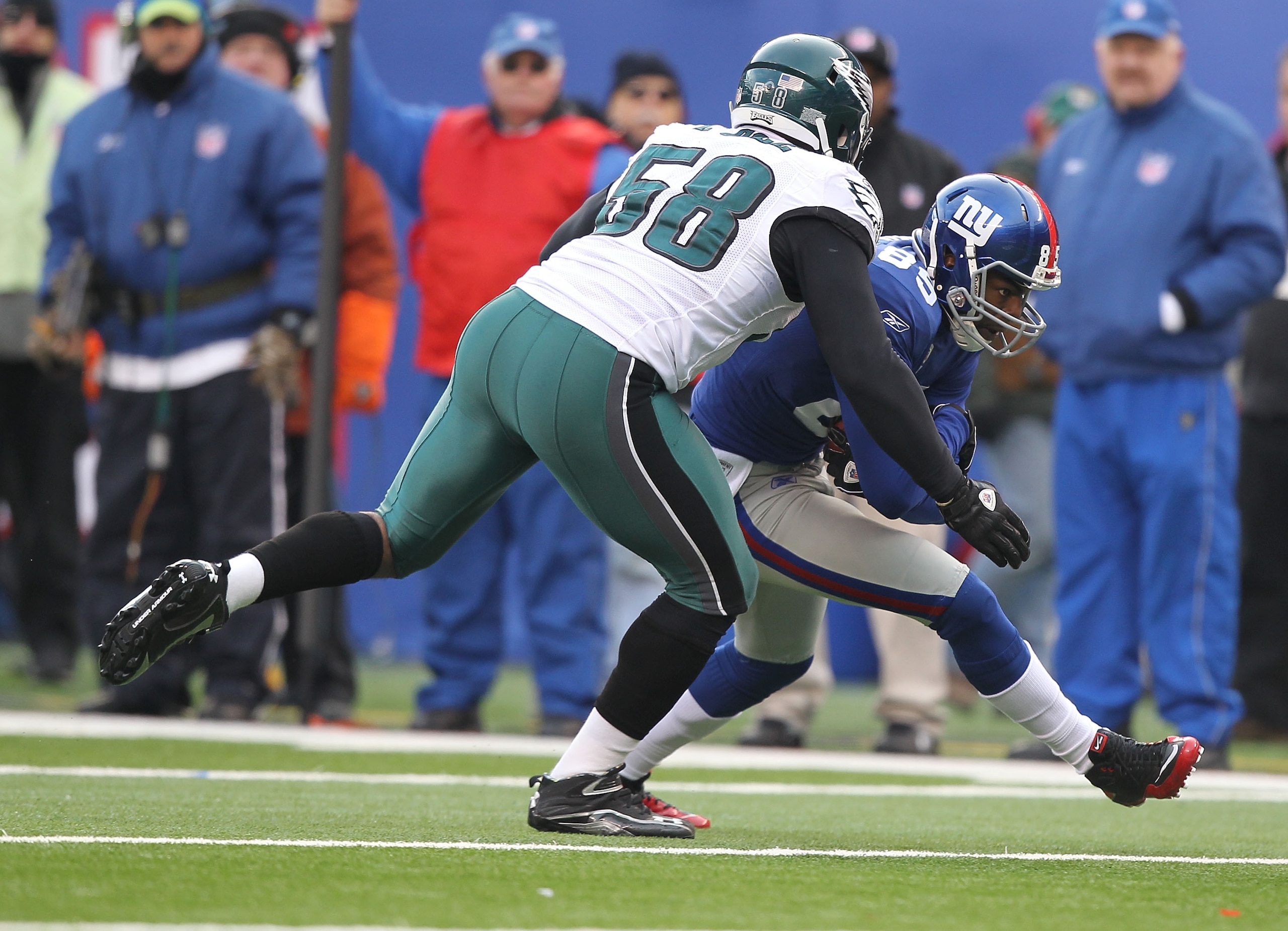 EAST RUTHERFORD, NJ - DECEMBER 19: Derek Hagan #85 of the New York Giants runs against Trent Cole #58 of the Philadelphia Eagles during their game on December 19, 2010 at The New Meadowlands Stadium in East Rutherford, New Jersey. (Photo by Al Bello/Get EAST RUTHERFORD, NJ - DECEMBER 19: Derek Hagan #85 of the New York Giants runs against Trent Cole #58 of the Philadelphia Eagles during their game on December 19, 2010 at The New Meadowlands Stadium in East Rutherford, New Jersey. (Photo by Al Bello/Get