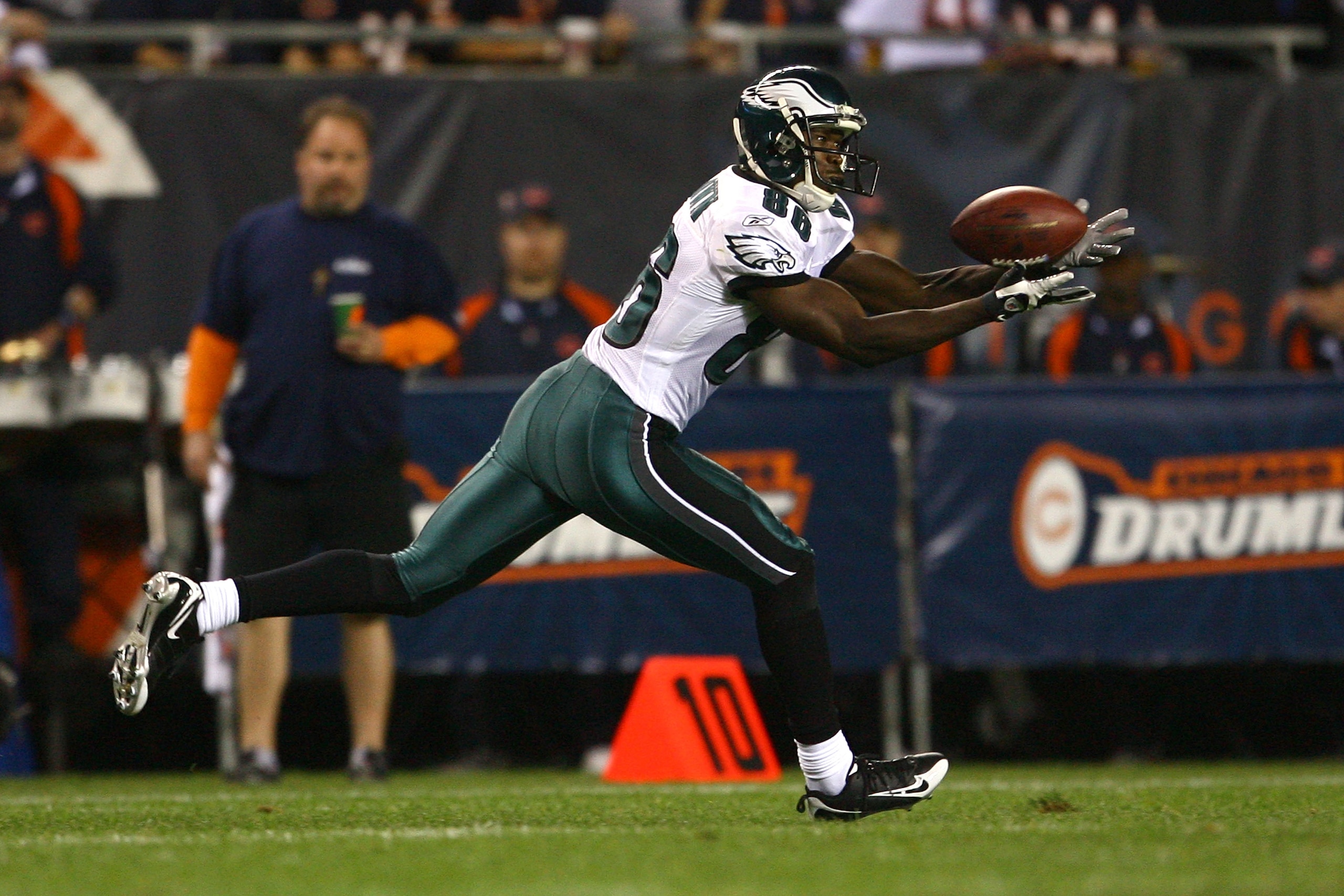 CHICAGO - SEPTEMBER 28: Reggie Brown #86 of the Philadelphia Eagles makes a 31-yard reception in the second quarter against the Chicago Bears at Soldier Field on September 28, 2008 in Chicago, Illinois. (Photo by Jeff Gross/Getty Images) CHICAGO - SEPTEMBER 28: Reggie Brown #86 of the Philadelphia Eagles makes a 31-yard reception in the second quarter against the Chicago Bears at Soldier Field on September 28, 2008 in Chicago, Illinois. (Photo by Jeff Gross/Getty Images)