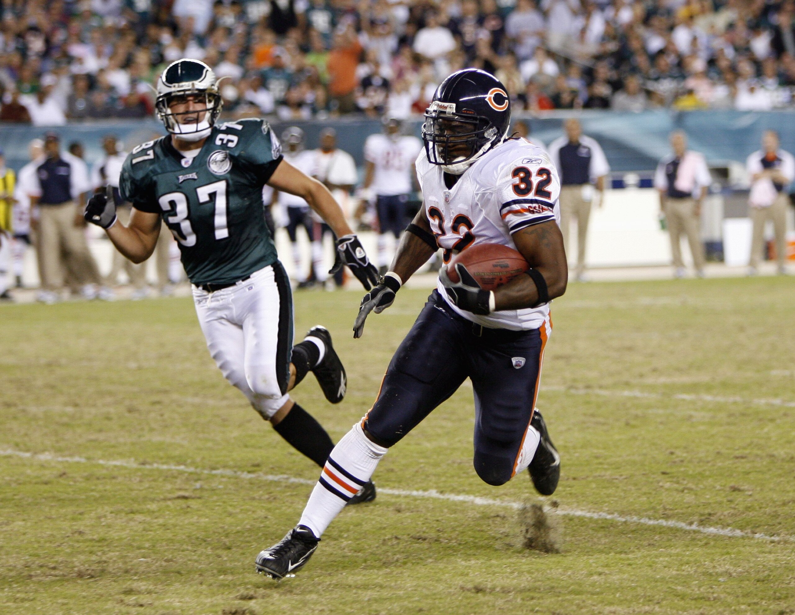 PHILADELPHIA - OCTOBER 21: Cedric Benson #32 of the Chicago Bears carries the ball against Sean Considine #37 the Philadelphia Eagles at Lincoln Financial Field October 21, 2007 in Philadelphia, Pennsylvania. (Photo by Kevin C. Cox/Getty Images) PHILADELPHIA - OCTOBER 21: Cedric Benson #32 of the Chicago Bears carries the ball against Sean Considine #37 the Philadelphia Eagles at Lincoln Financial Field October 21, 2007 in Philadelphia, Pennsylvania. (Photo by Kevin C. Cox/Getty Images)