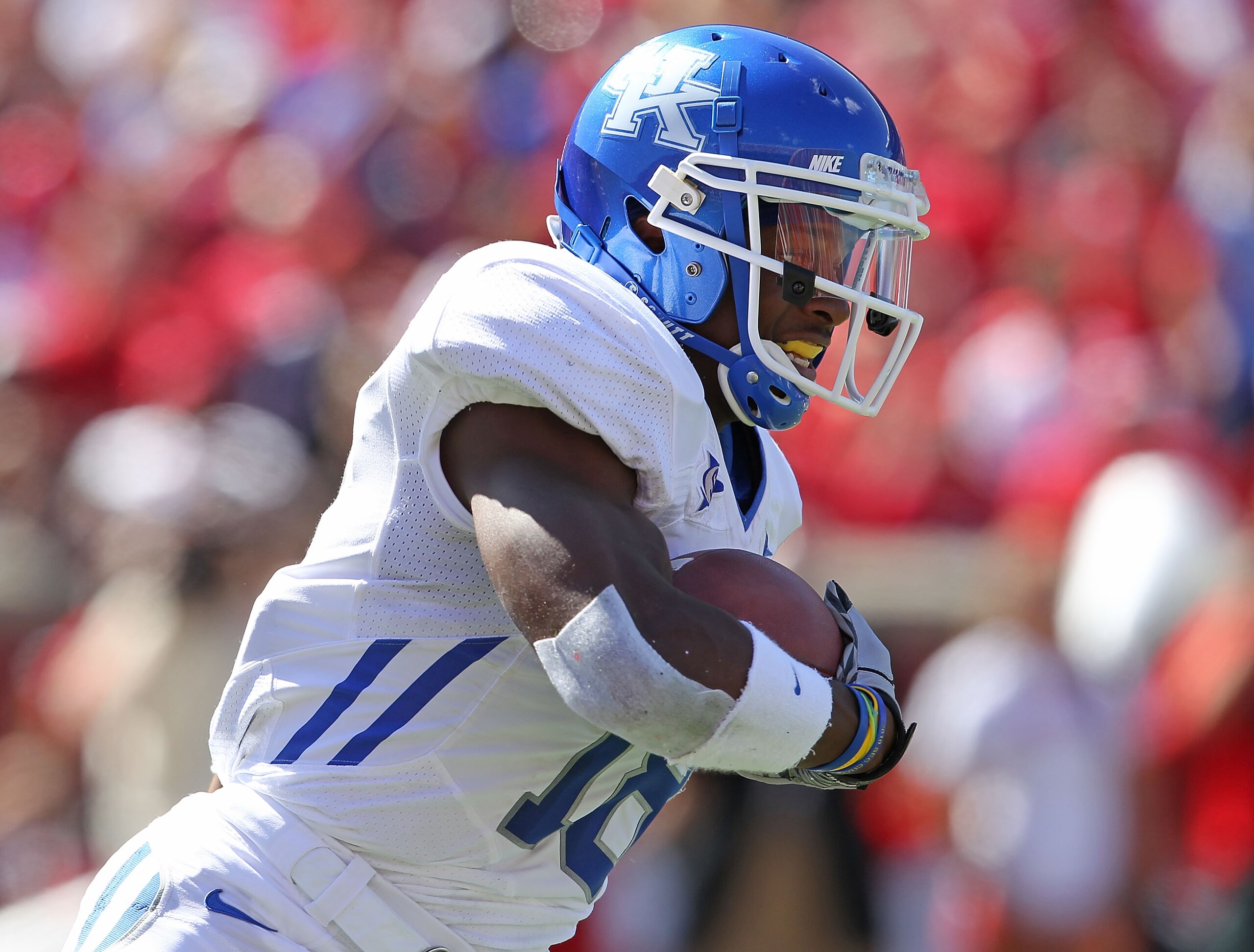 LOUISVILLE, KY - SEPTEMBER 04:  Randall Cobb #18 of the Kentucky Wildcats runs with the ball during the game against the Louisville Cardinals at Papa John's Cardinal Stadium on September 4, 2010 in Louisville, Kentucky.  (Photo by Andy Lyons/Getty Images)