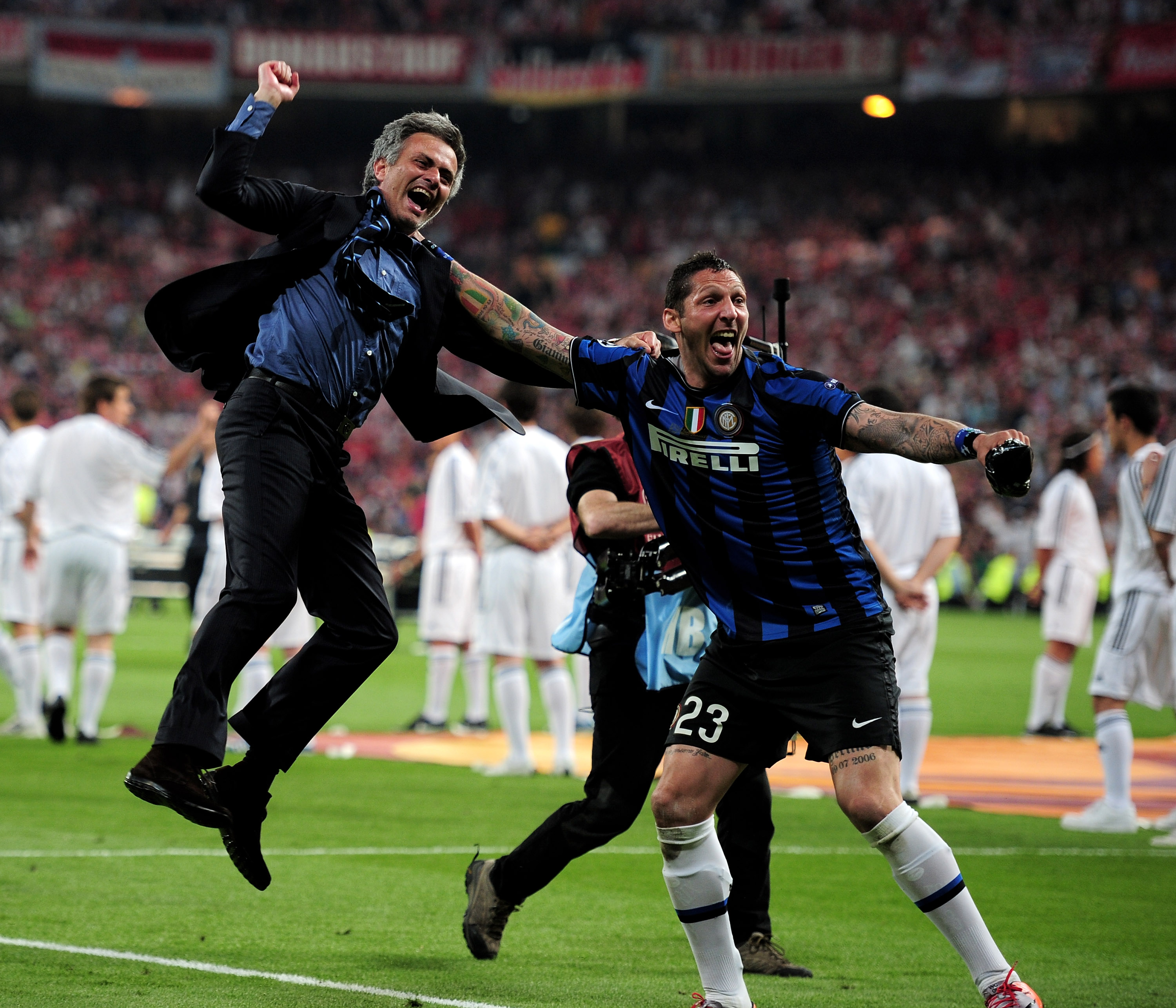 MADRID, SPAIN - MAY 22:  Head coach Jose Mourinho (L) and Marco Materazzi of Inter Milan celebrate their team's victory at the end of the UEFA Champions League Final match between FC Bayern Muenchen and Inter Milan at the Estadio Santiago Bernabeu on May