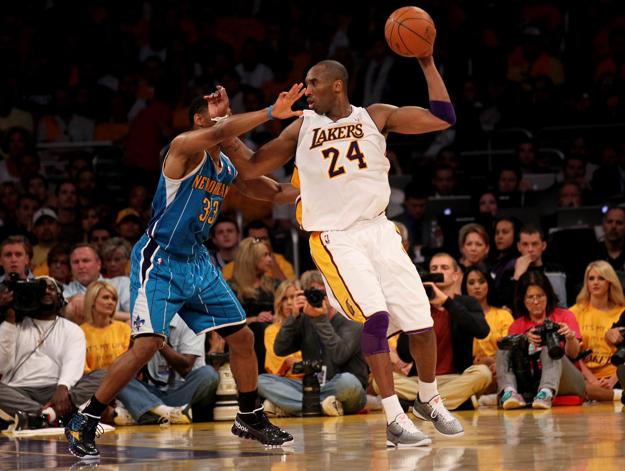 LOS ANGELES, CA - APRIL 17:  Kobe Bryant #24 of the Los Angeles Lakers controls the ball against Willie Green #33 of the New Orleans Hornets in Game One of the Western Conference Quarterfinals in the 2011 NBA Playoffs on April 17, 2011 at Staples Center i