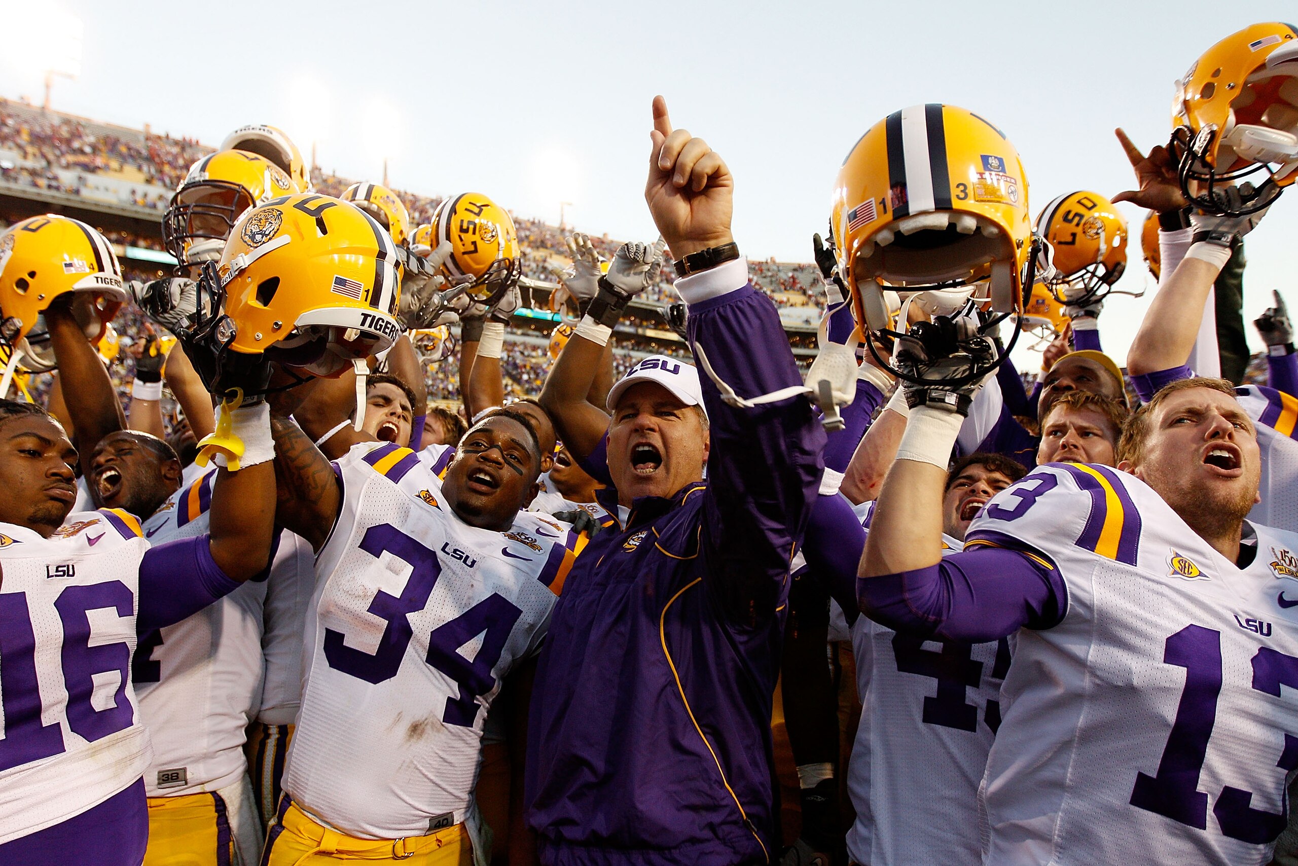 BATON ROUGE, LA - NOVEMBER 06:  Head coach Les Miles of the Louisiana State University Tigers celebrates with his team after defeating the Alabama Crimson Tide 24-21 at Tiger Stadium on November 6, 2010 in Baton Rouge, Louisiana.  (Photo by Chris Graythen