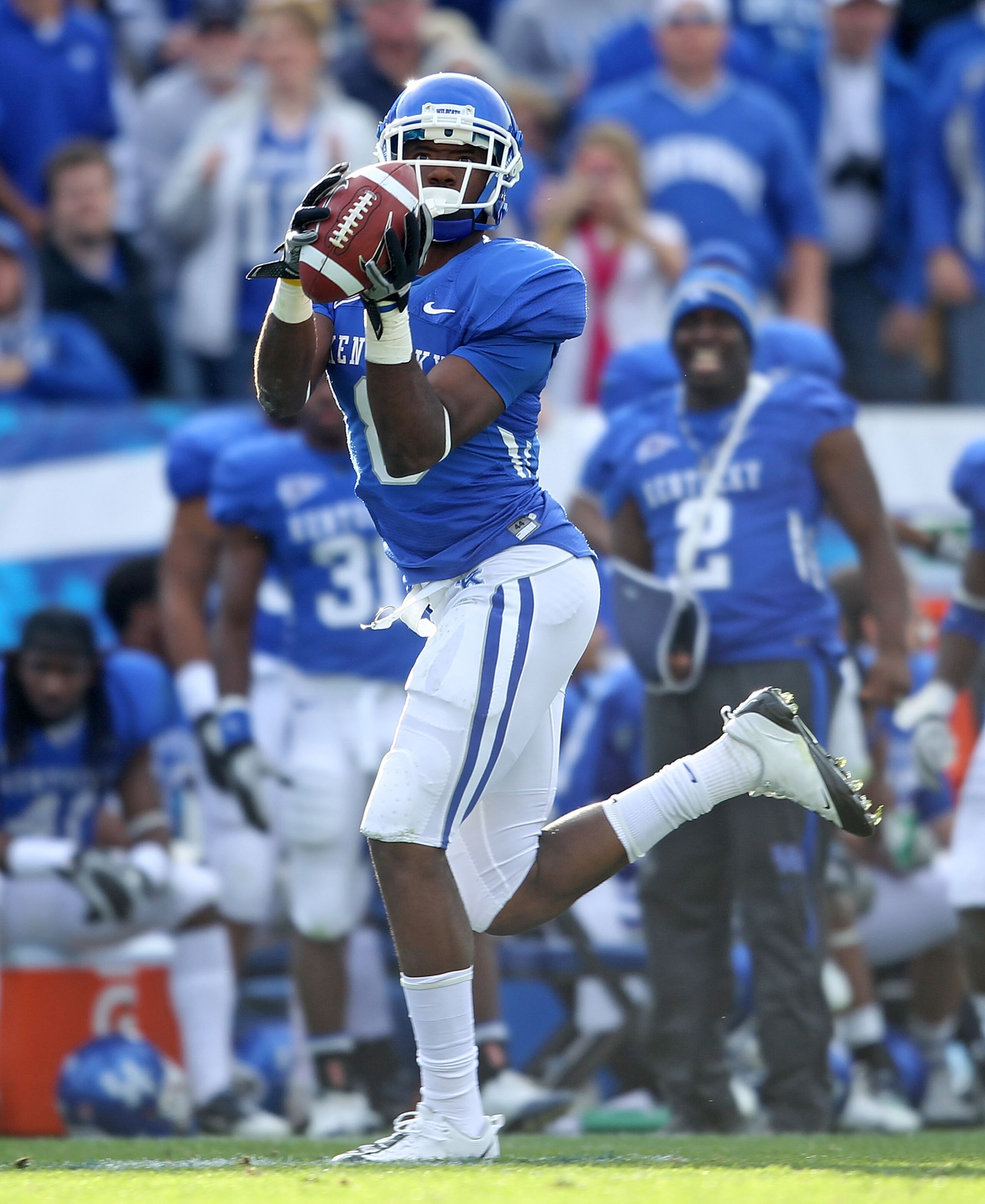 LEXINGTON, KY - NOVEMBER 13:  Chris Matthews #8 of the Kentucky Wildcats runs for a touchdown after a reception during the game against the Vanderbilt Commodores at Commonwealth Stadium on November 13, 2010 in Lexington, Kentucky.  (Photo by Andy Lyons/Ge