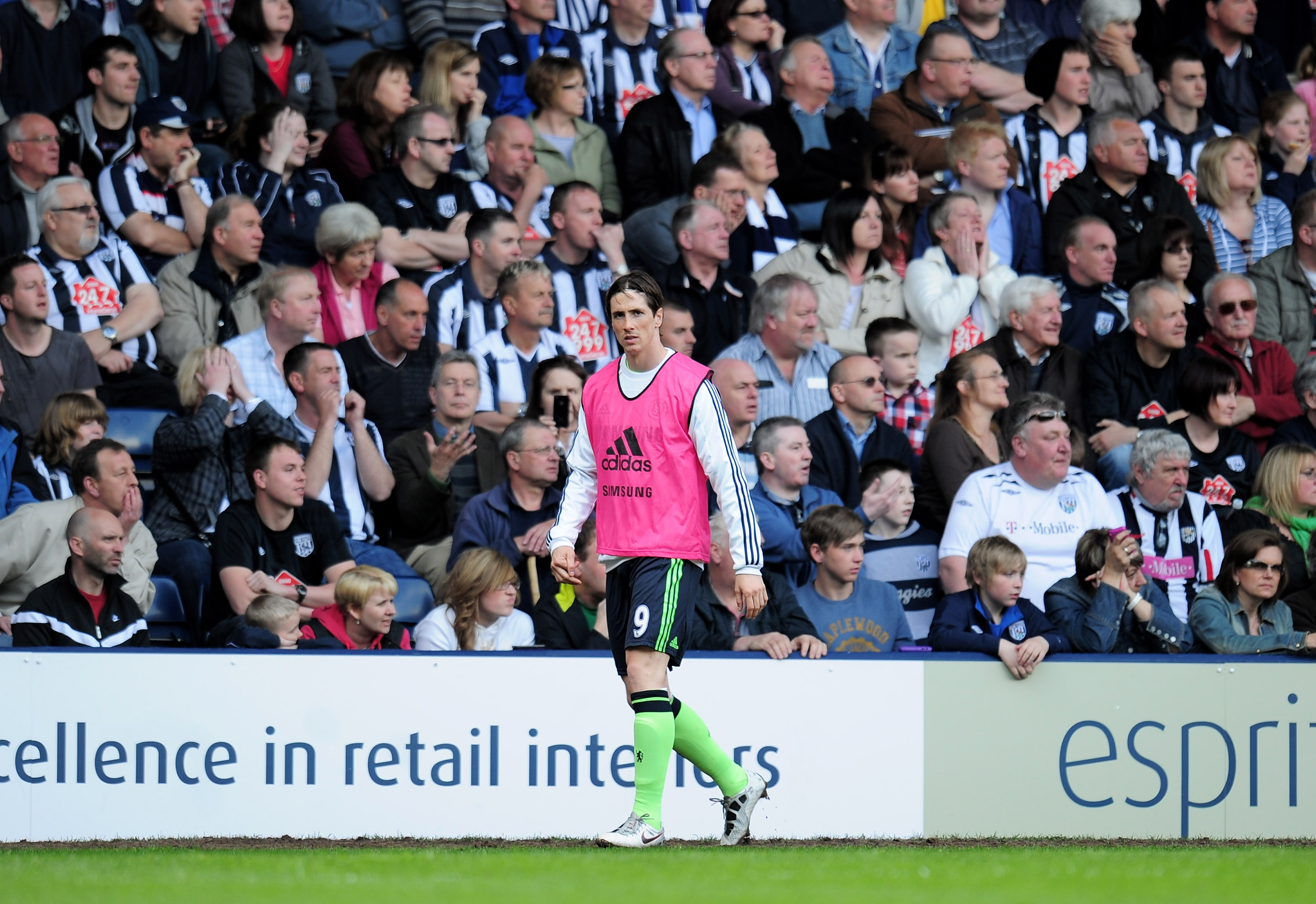 WEST BROMWICH, ENGLAND - APRIL 16:  Fernando Torres of Chelsea warms up during the Barclays Premier League match between West Bromich Albion and Chelsea at The Hawthorns on April 16, 2011 in West Bromwich, England.  (Photo by Shaun Botterill/Getty Images)