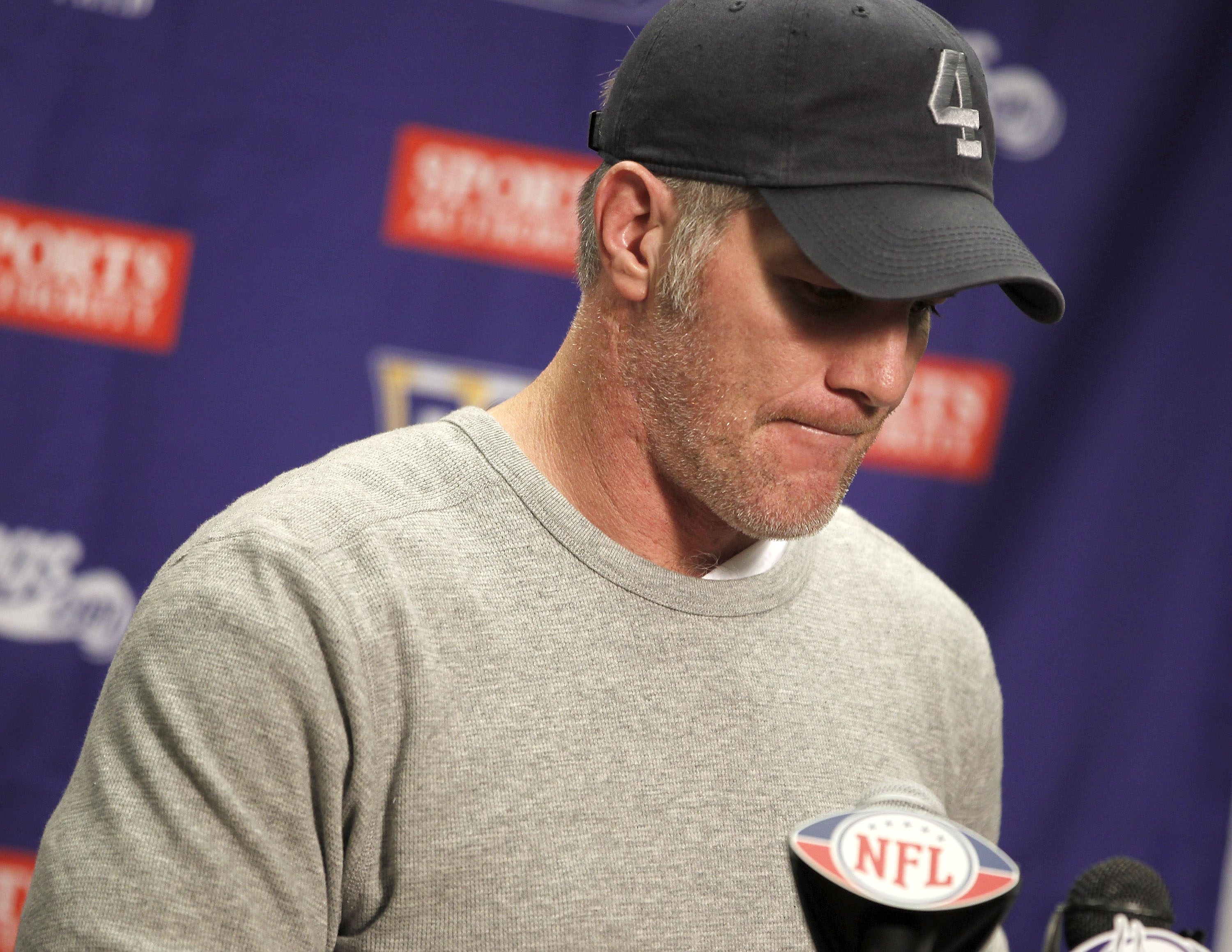 Vikings pondering Favre's future